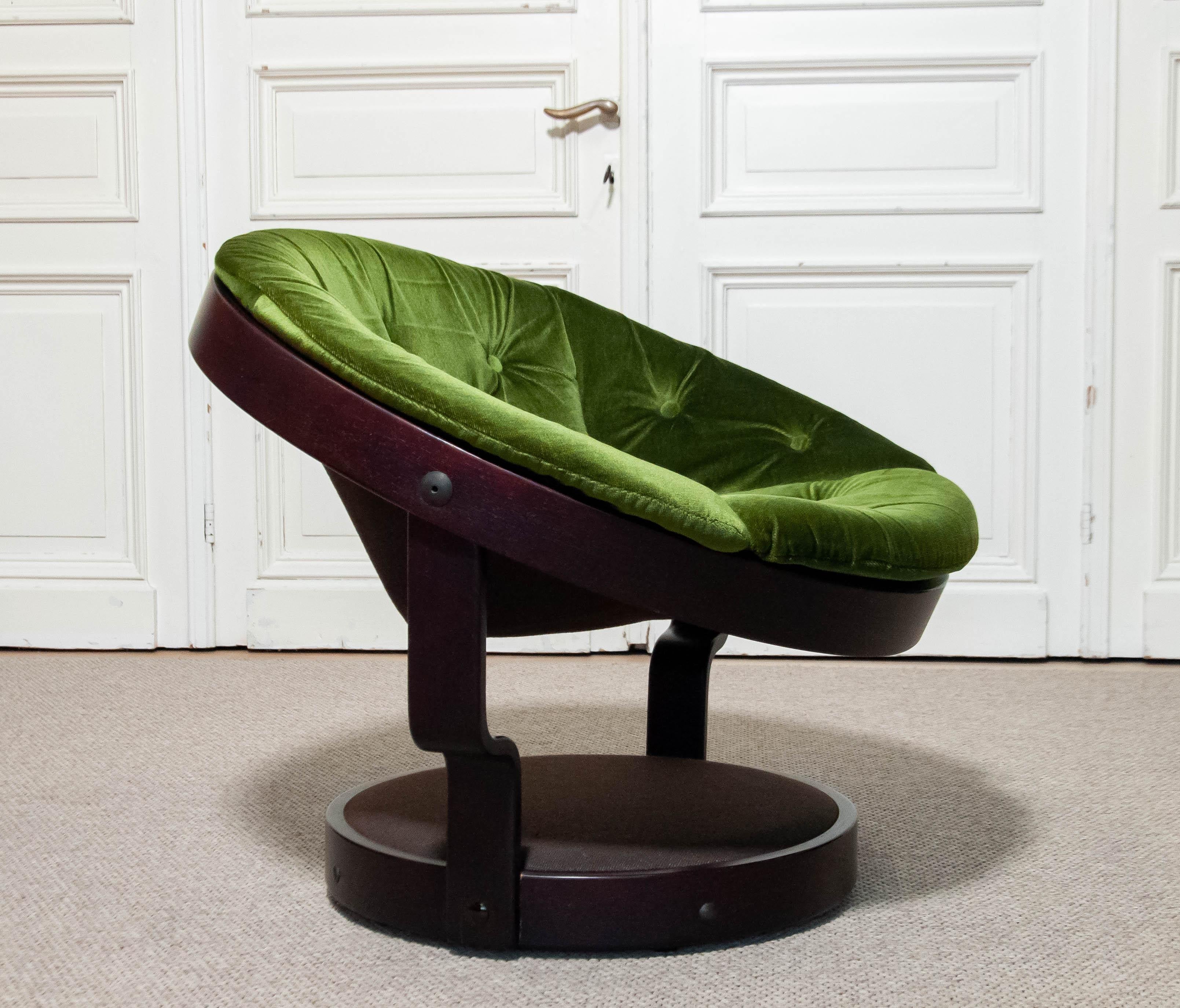 1970 Bentwood Swivel Chair Model 'Convair' In Green Velvet by Oddmund Vad For Sale 3