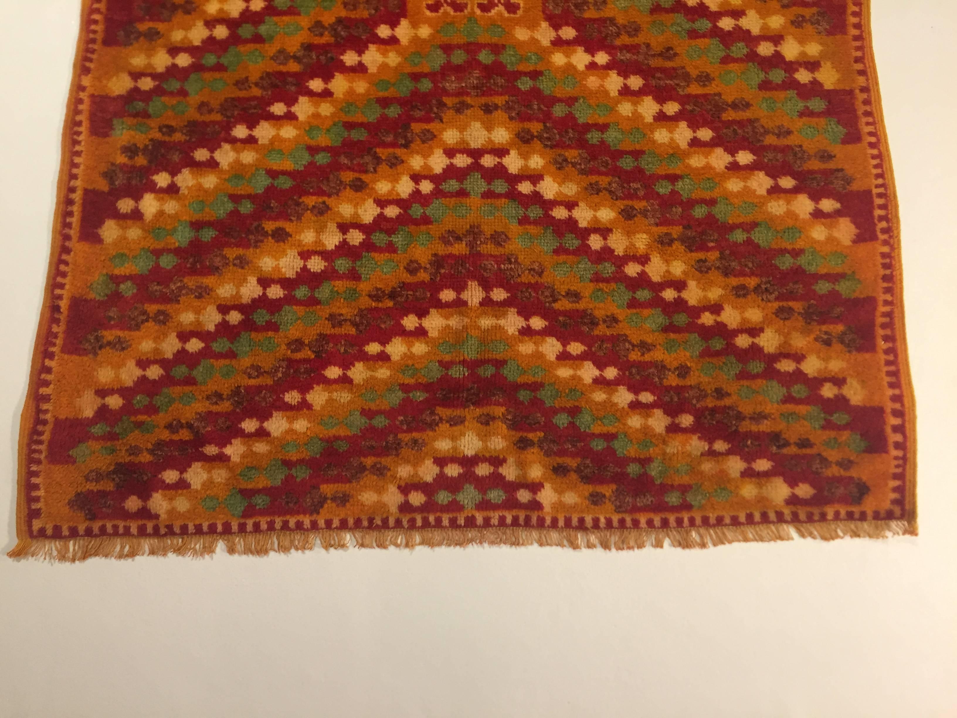 1970 Berber Tribal Moroccan Hand-Knotted Rug Yellow Red Long and Narrow For Sale 8