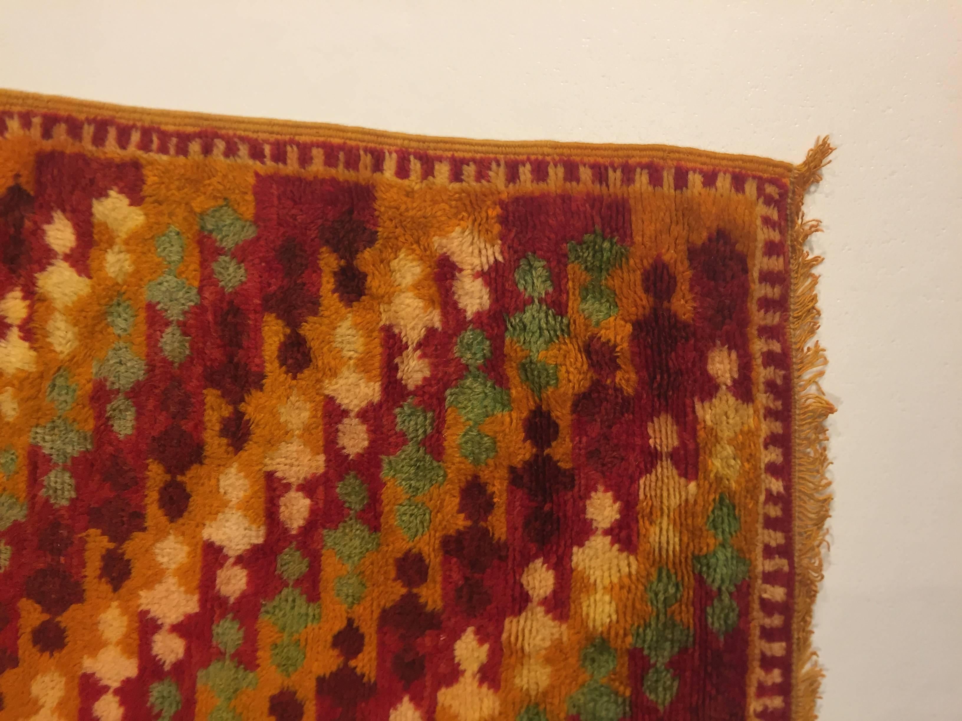 Marokkanischer handgeknüpfter, langer und schmaler, gelb-roter Berberteppich, 1970 (Stammeskunst) im Angebot