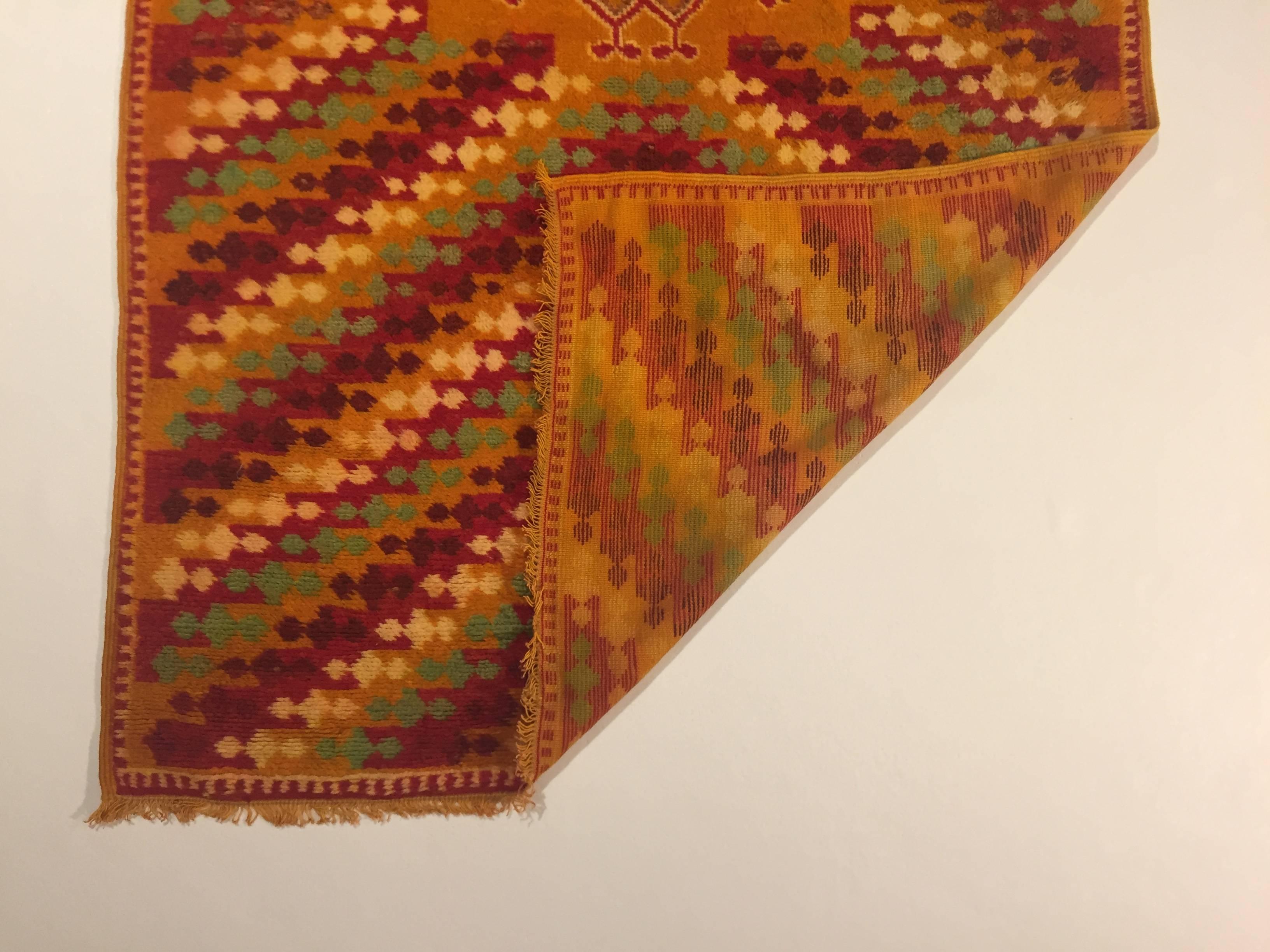 Marokkanischer handgeknüpfter, langer und schmaler, gelb-roter Berberteppich, 1970 im Zustand „Gut“ im Angebot in Firenze, IT