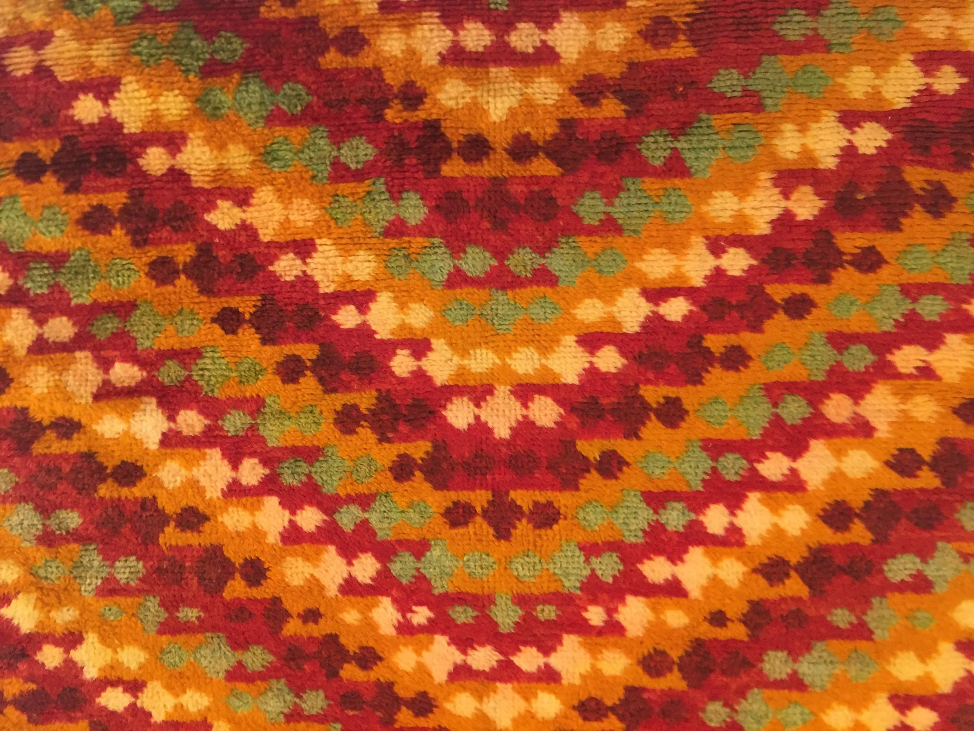 Marokkanischer handgeknüpfter, langer und schmaler, gelb-roter Berberteppich, 1970 (20. Jahrhundert) im Angebot