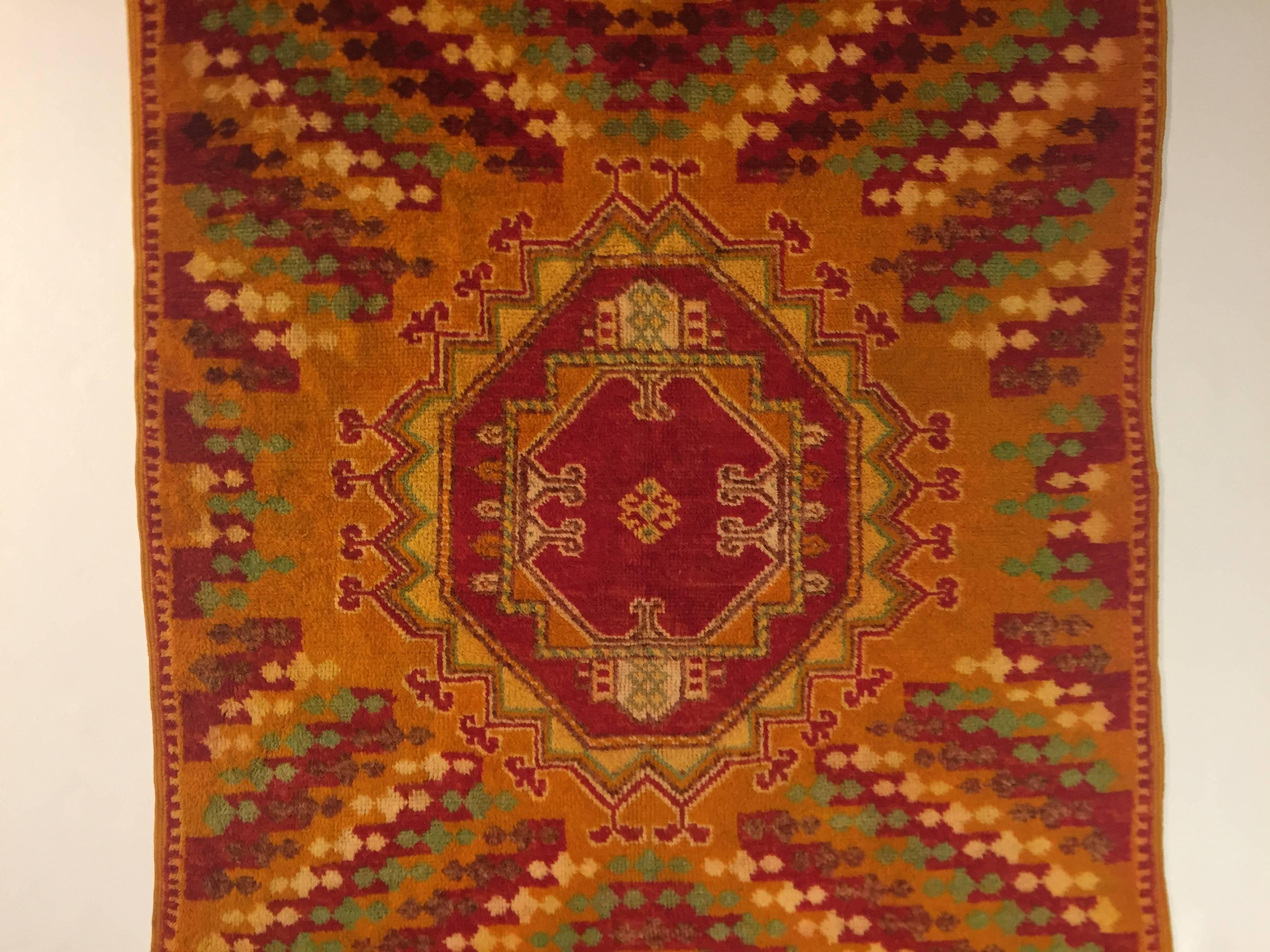 Marokkanischer handgeknüpfter, langer und schmaler, gelb-roter Berberteppich, 1970 im Angebot 1