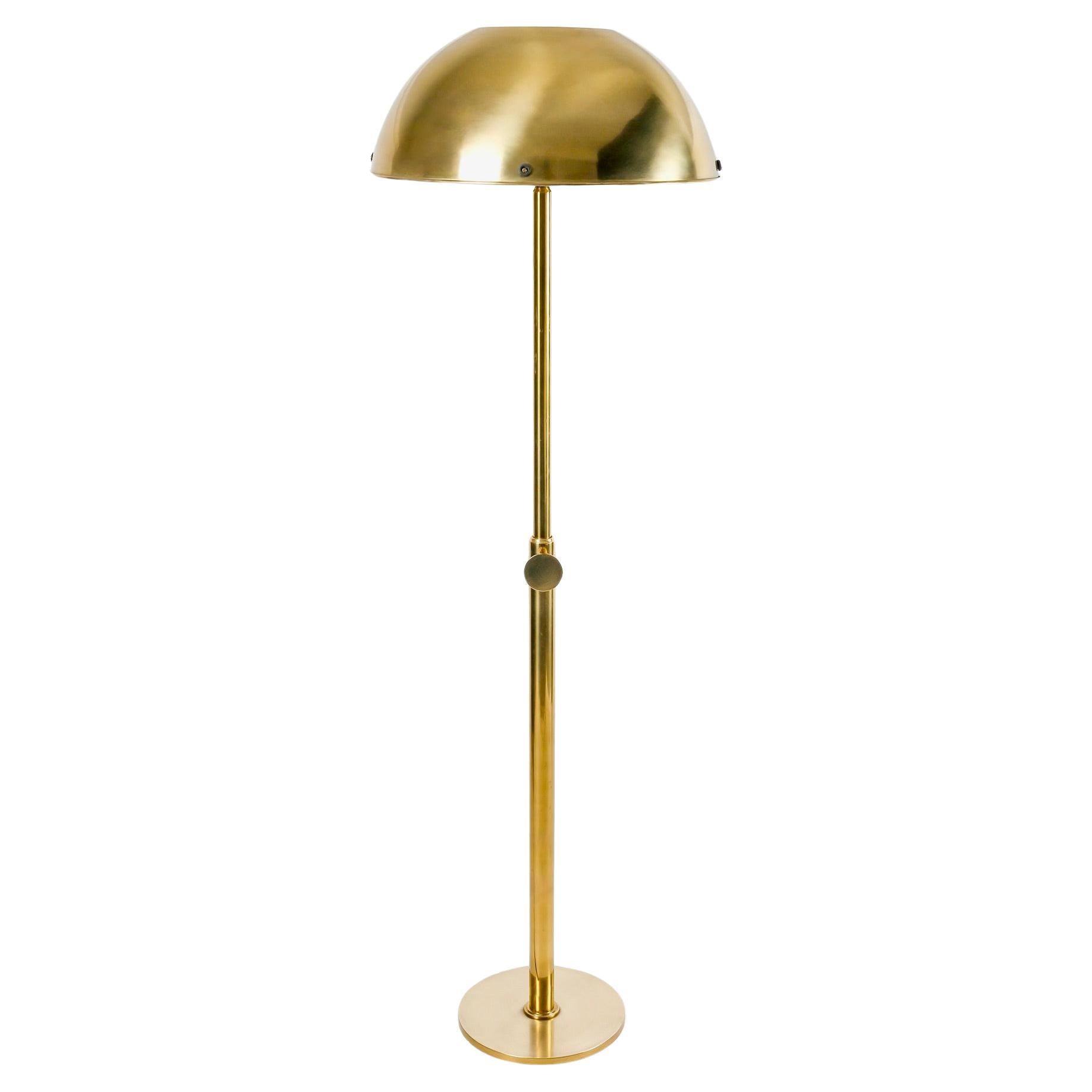 High-quality, beautifully designed floor lamp

Composed of a cylindrical central rod in gilded brass, formed by two interlocking rods of different diameters, allowing the height of the floor lamp to be adjusted by means of a round knob located at