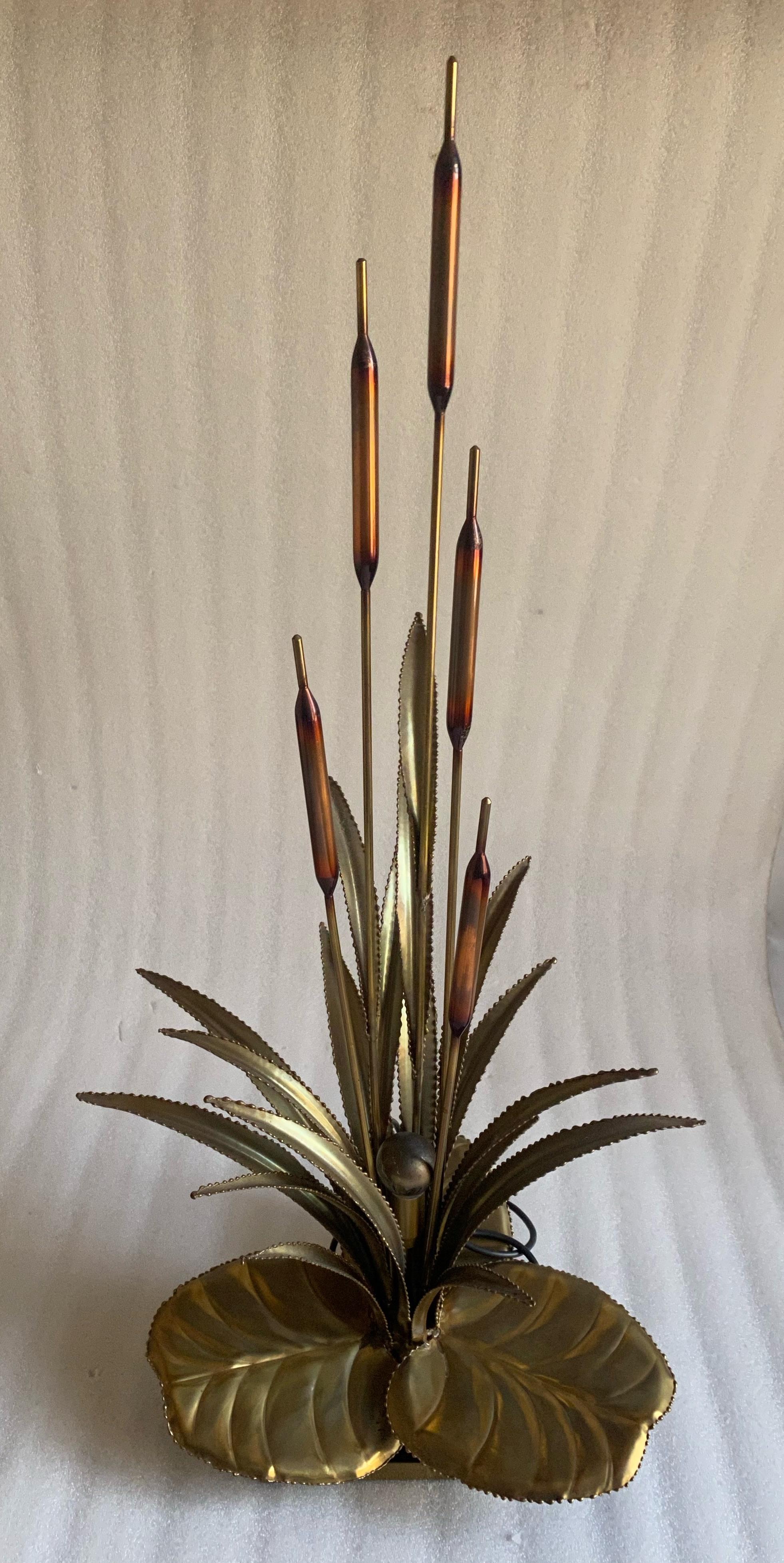 Lamp with 3 brass bulbs, reed decoration, Maison Jansen style, circa 1970, good condition,
Measures: Length: 40cm
Width: 40cm
Height: 96cm.