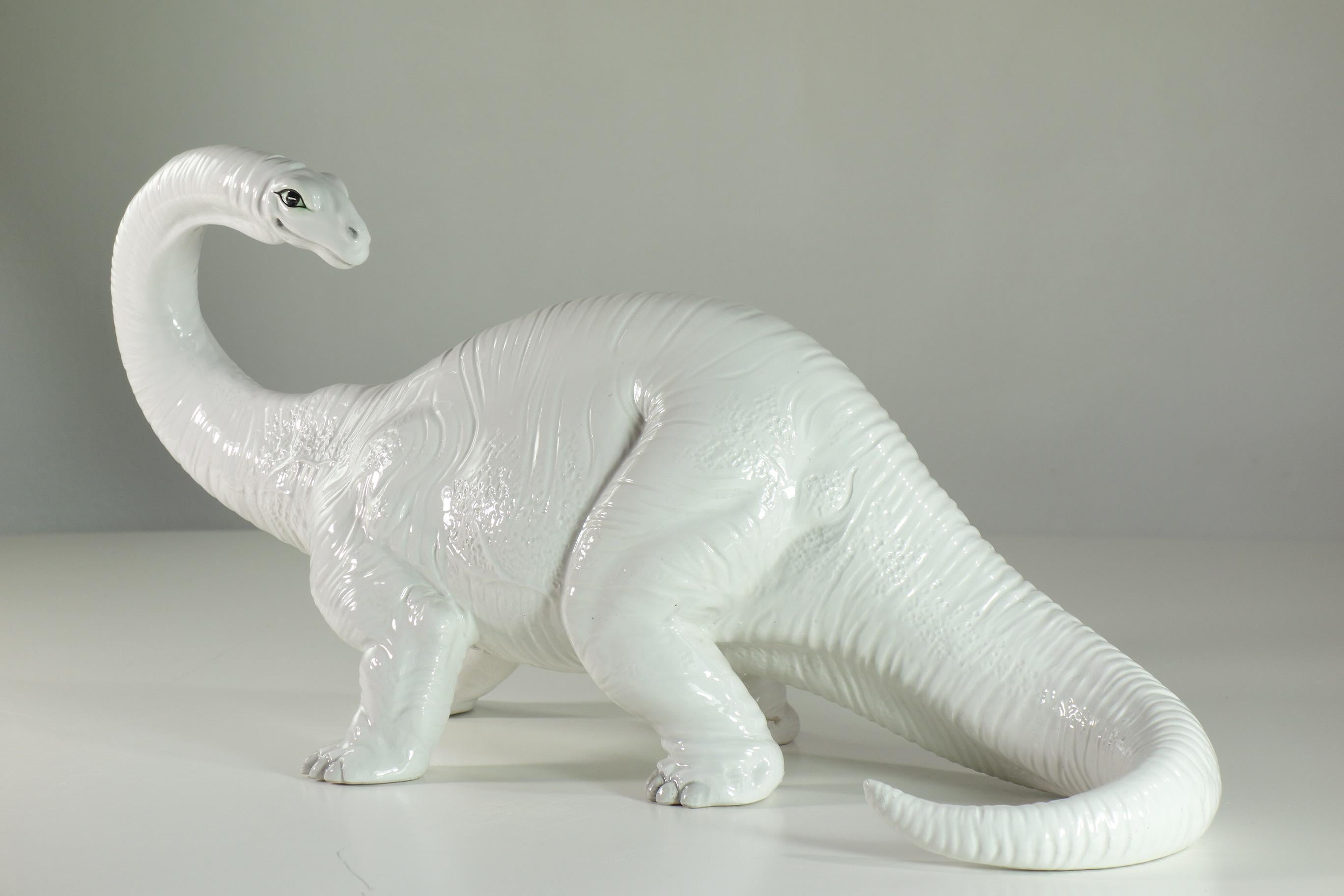 Sculpture de Brontosaure
Bassano Del Grappa, Italie
1970

Céramique blanche en parfaite condition
Édition rare, millésime original  : 105/160 exemplaire
Objet étonnant pour la chambre d'enfant et pour tous les amoureux de la préhistoire.