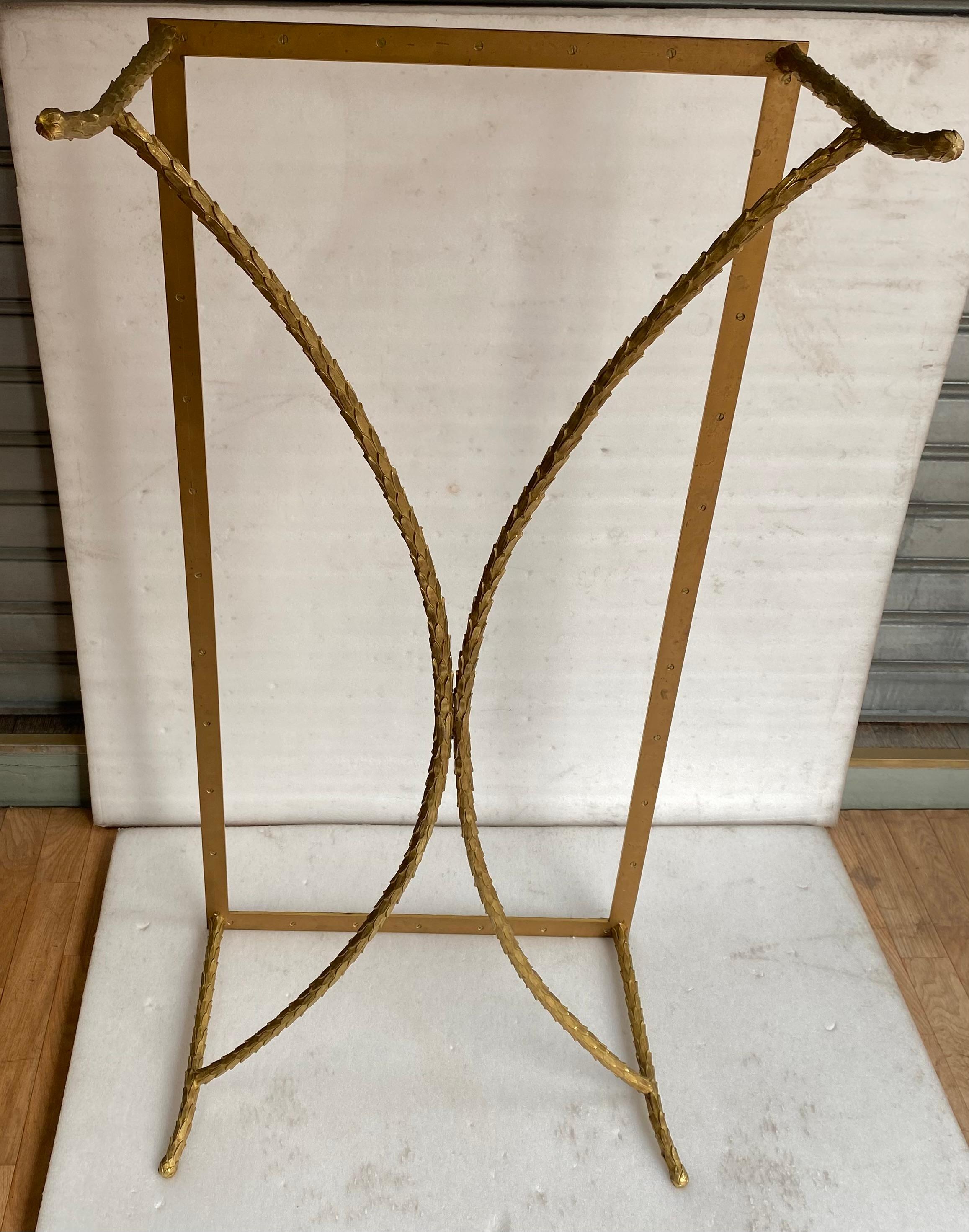 1970′ Mesa de centro de bronce Modelo palmera, Maison Charles Firmado, 52 x 26 x A 17 Art Decó en venta