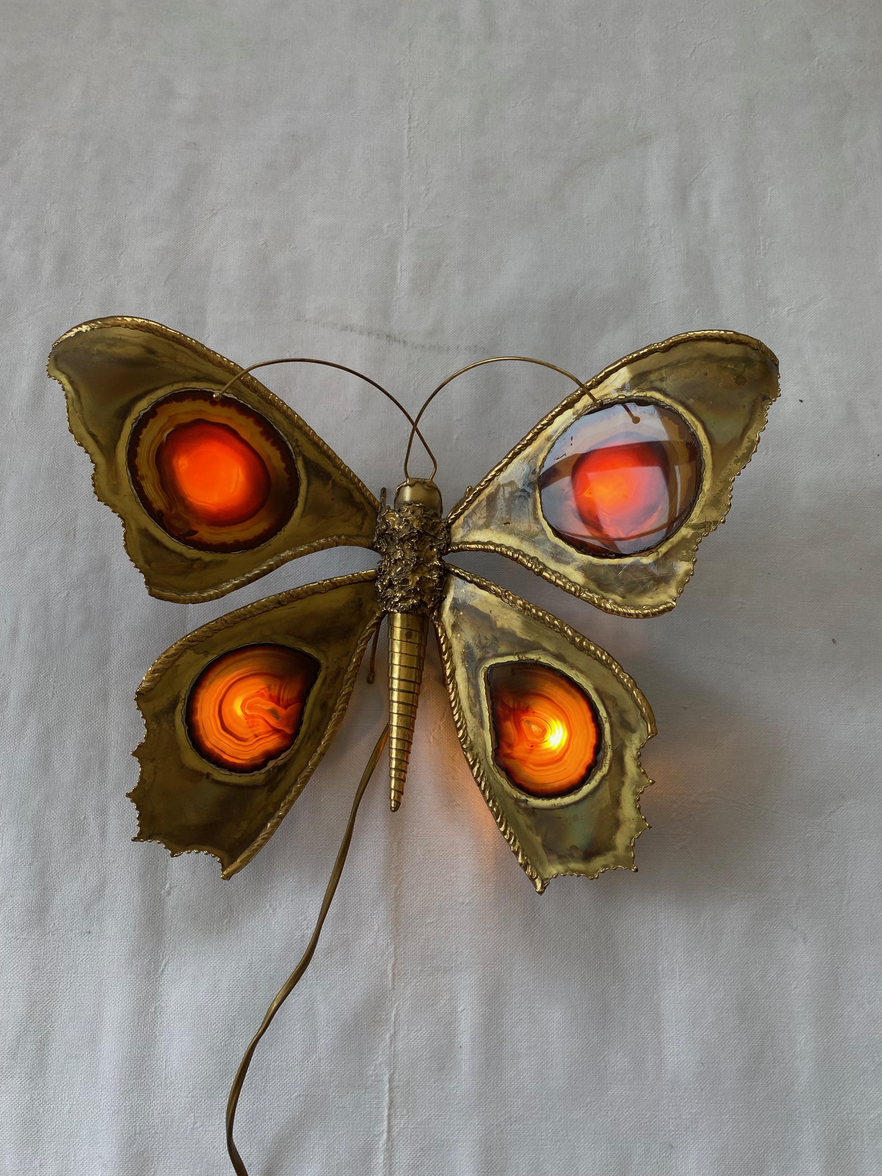 Schmetterlingswandleuchte aus Bronze oder Messing, 4 Glühbirnen, Achatflügel, Gebrauchszustand, um 1970
Herkunft Frankreich
Flügelhöhe: 33 cm
Breite: 40cm
Höhe: 33cm
Tiefe: 13cm