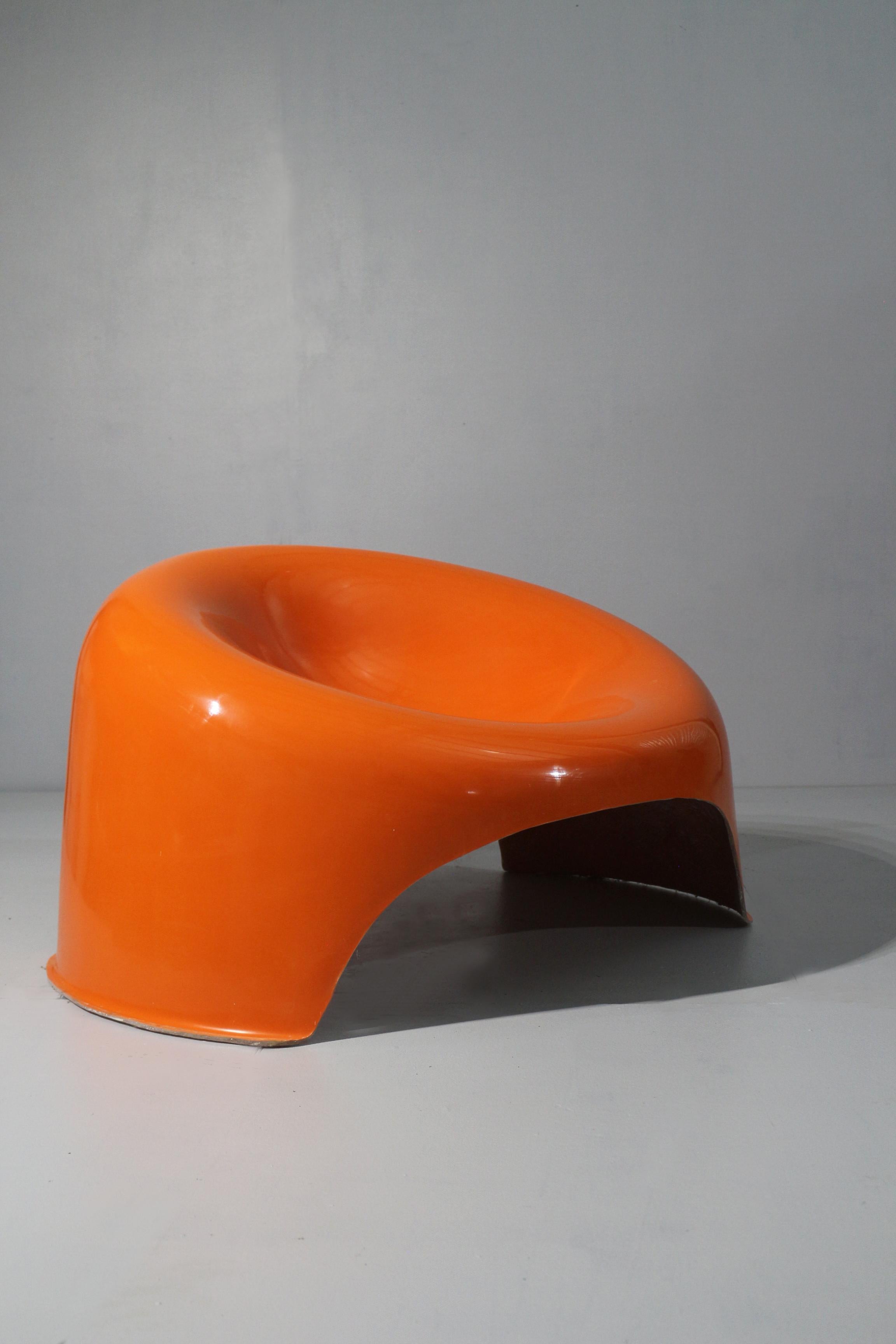 Tres rare armchair modèle R3 réalisé par le designer Charles Zublena dans cette couleur orange - Plastique de bourgogne . En parfait état. 