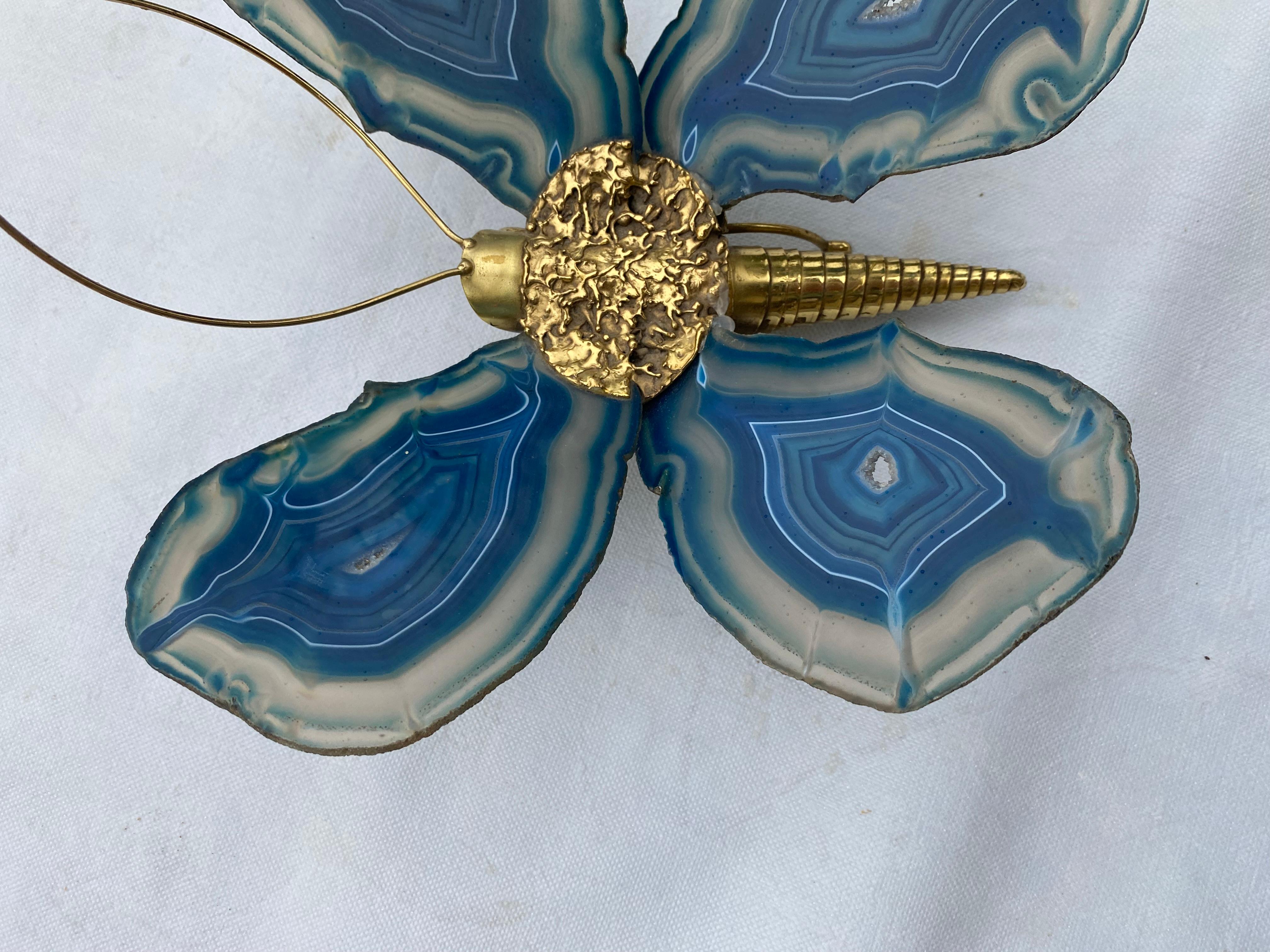 Butterfly wall light in bronze or brass, 1 bulb, blue agate wings, good condition, circa 1970
Wing height: 23 cm
Width: 38 cm
Height: 28 cm
Depth: 13 cm