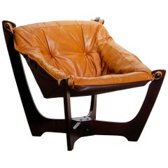 1970:: Chaise longue en cuir camel / cognac par Odd Knutsen pour Hjellegjerde Møbler