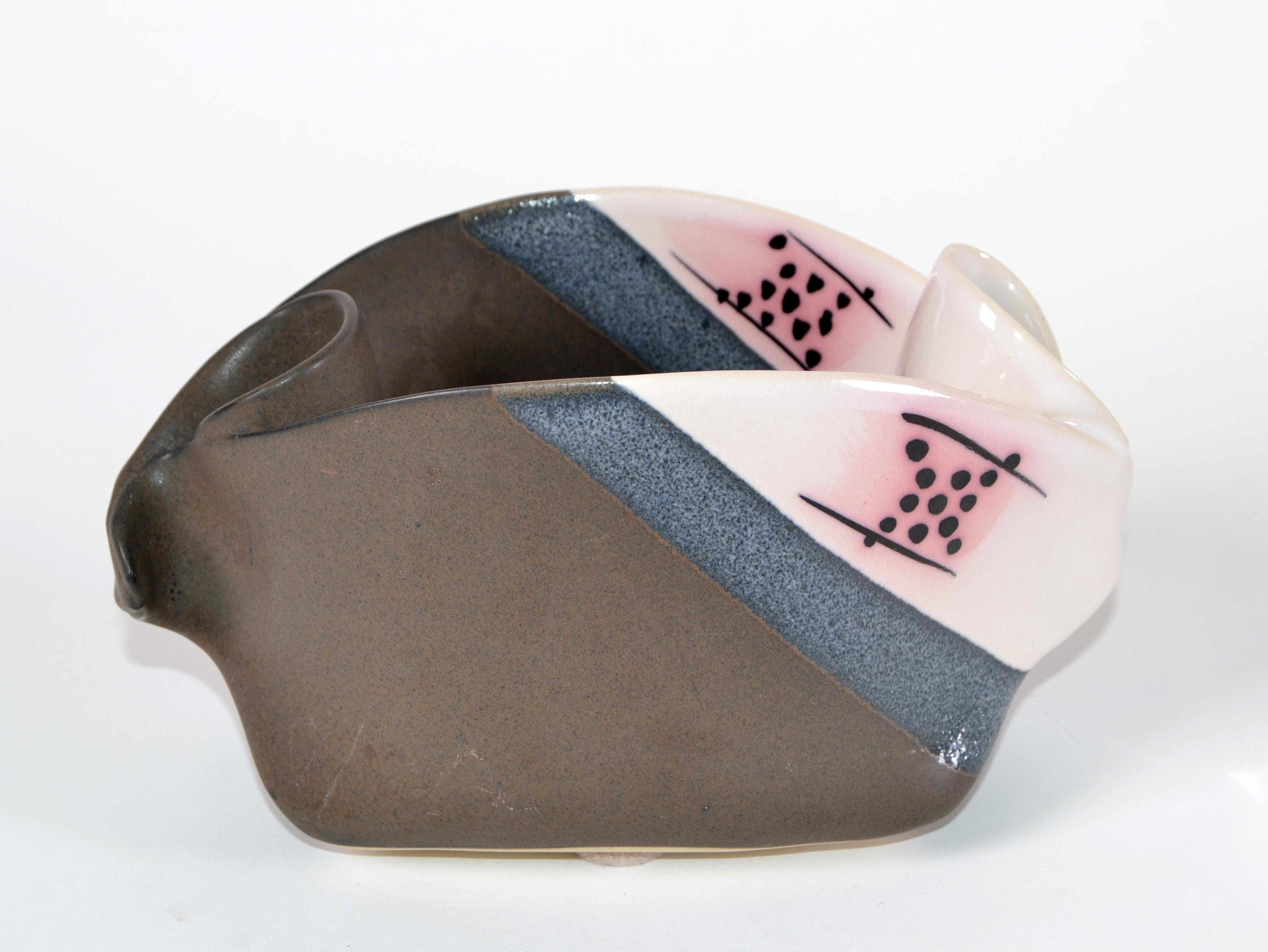 One of a kind Mid-Century Modern freeform glazed ceramic bowl, pottery in gray, blue pink and black color.
Superb crafted in Canada in the 1970s.
Original label underneath.