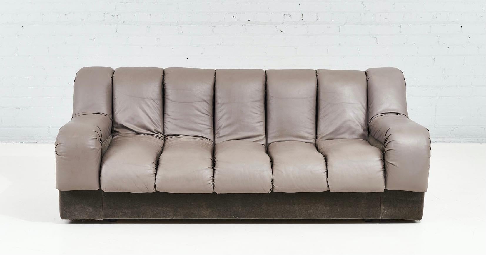 Steve Chase Style Non Stop Channeled Tufted Sofa, 1970. Gepolstertes Sofa aus Mohair und Naugahyde

