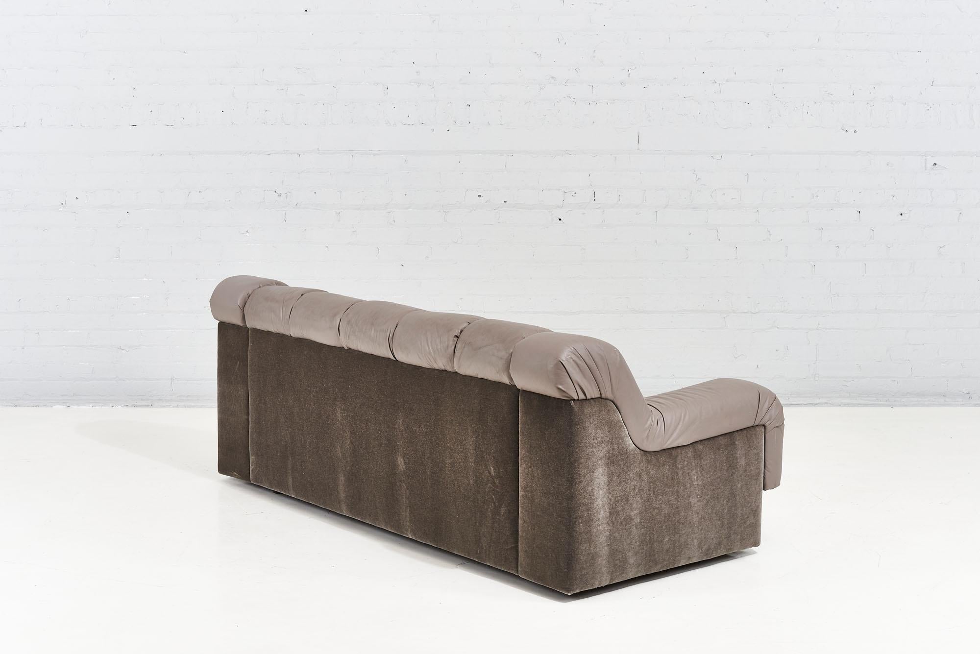 Steve Chase Style Non Stop Channeled Tufted Sofa, 1970 In Good Condition For Sale In Chicago, IL