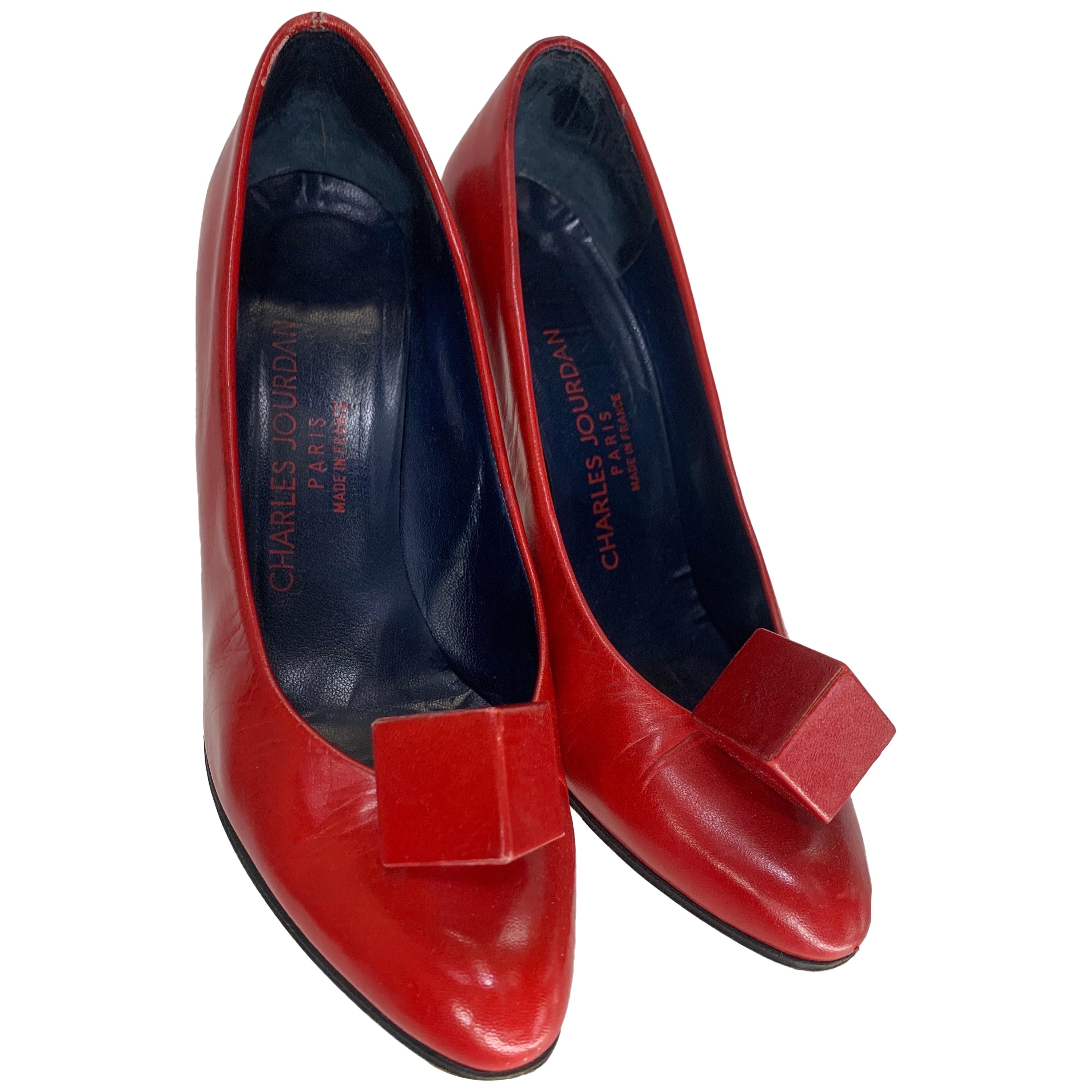 1970 Charles Jourdan Crimson Rote hochhackige Pumps mit hohem Absatz und charakteristischem Würfelornament im Angebot