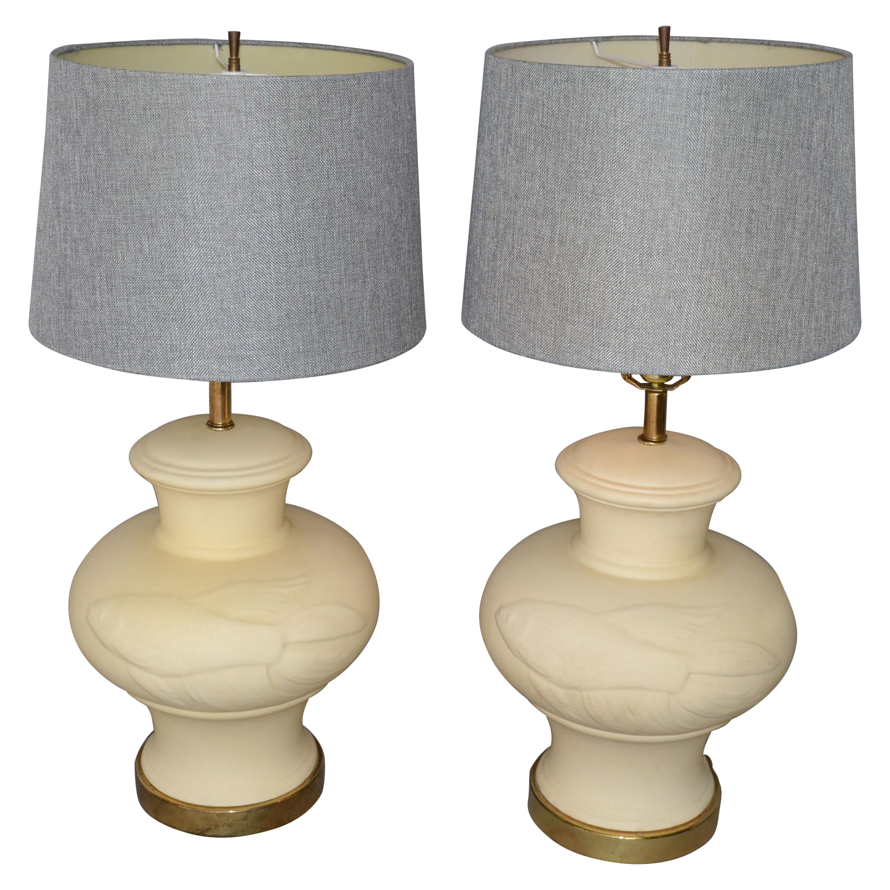 Paire de lampes de bureau en céramique et laiton d'inspiration chinoise beige avec motif poisson koï, 1970 en vente