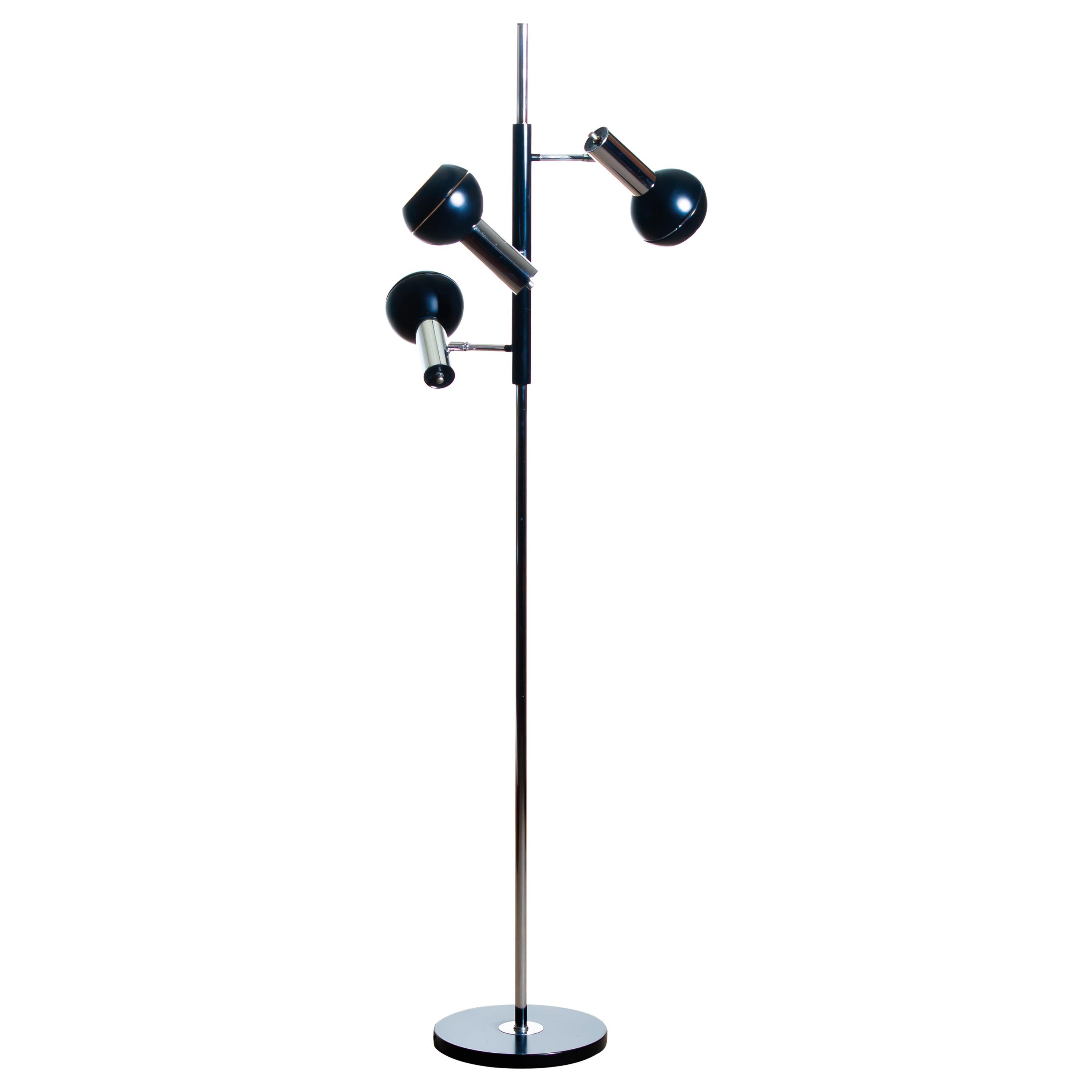 Beautiful floor lamp in chrome and black metal made by Koch & Lowy OMI, 1970s.
In good condition. 
The floor lamp is marked
Three E27 / 28 bulbs. Suits 230 and 110 volts.

Note: That we have two floor lamps on stock.