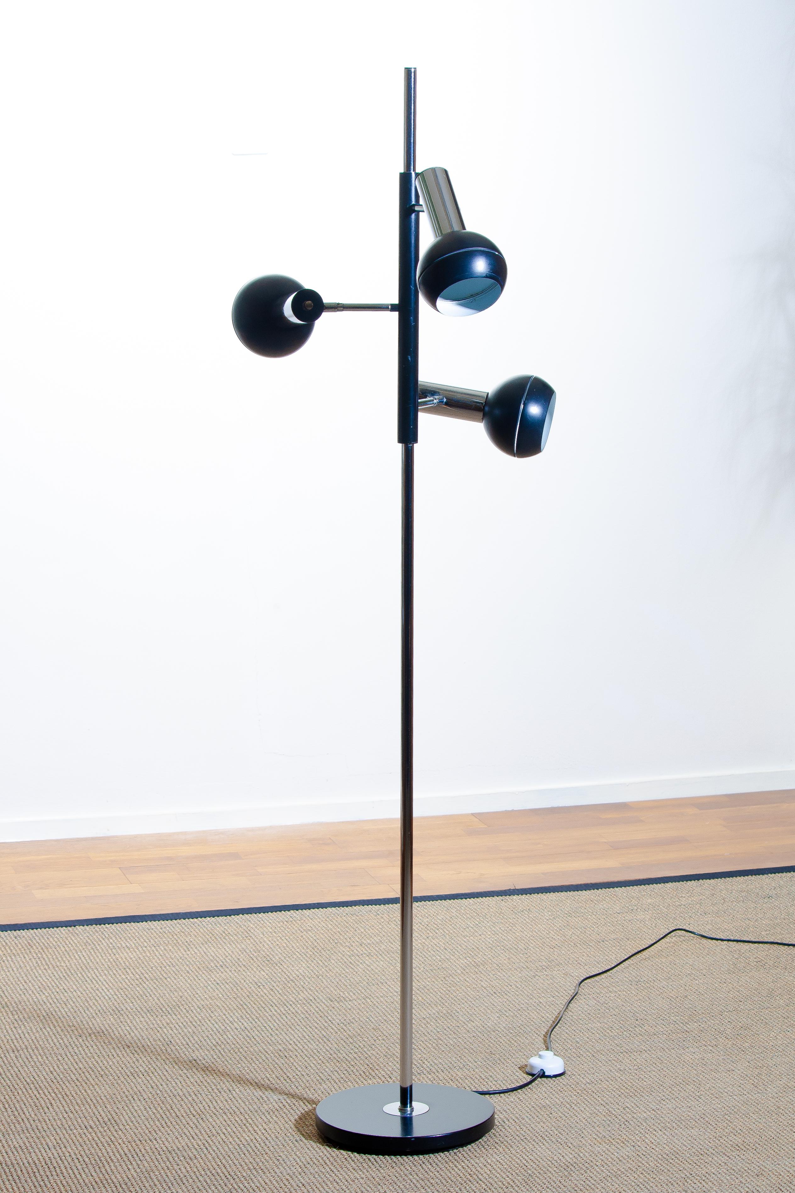 Beautiful floor lamp in chrome and black metal made by Koch & Lowy OMI, 1970s.
In good condition. 
The floor lamp is marked
Three E27 / 28 bulbs. Suits 230 and 110 volts.

Note: That we have two floor lamps on stock.
