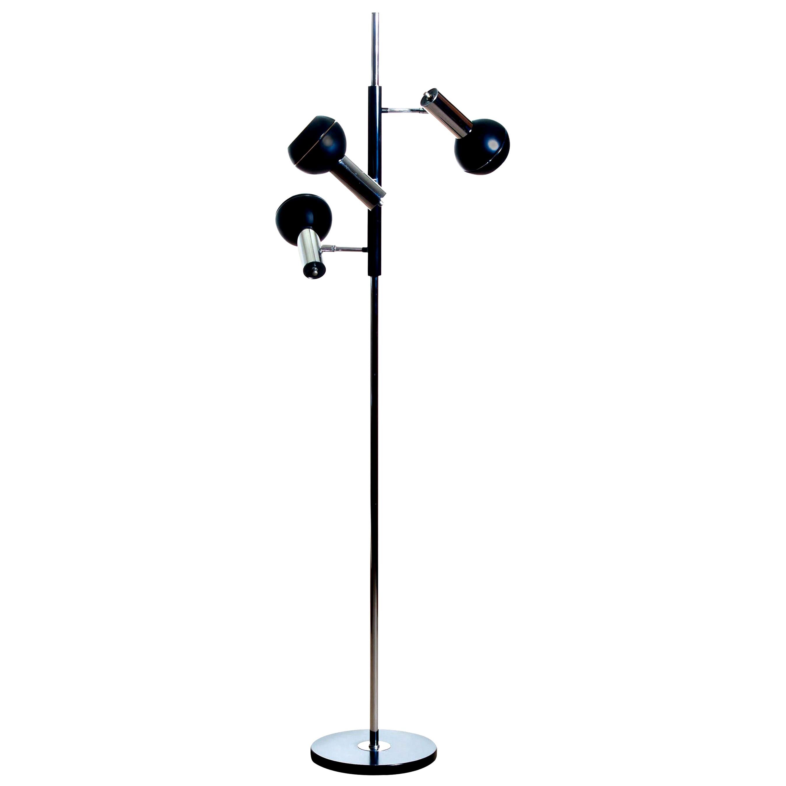 Beautiful floor lamp in chrome and black metal made by Koch & Lowy OMI, 1970s.
In good condition. 
The floor lamp is marked
Three E27 / 28 bulbs. Suits 230 and 110 volts.

  