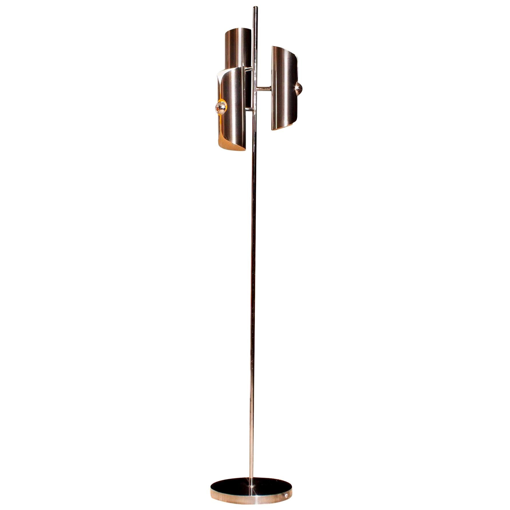 Beautiful 1970 Italian floor lamp in chrome and steel combined with a total height of 160 cm.
The shades are fixed and made of brushed steel.
The shades are height 28 cm. and ø 9 cm.
Inside the shades are white lacquered and in the middle part is