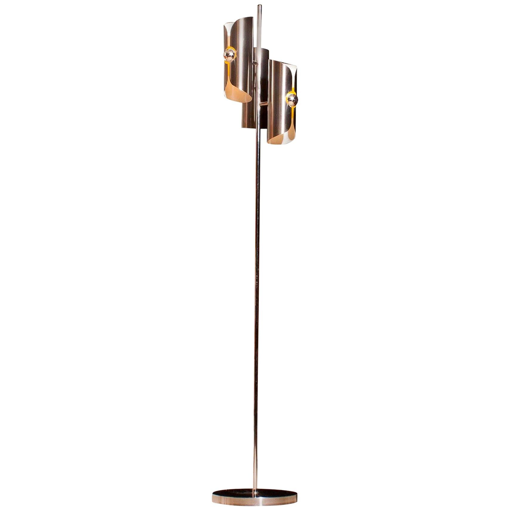 Beautiful 1970 Italian floor lamp in chrome and steel combined with a total height of 160 cm.
The shades are fixed and made of brushed steel.
The shades are height 28 cm. and Ø 9 cm.
Inside the shades are white lacquered and in the middle part is