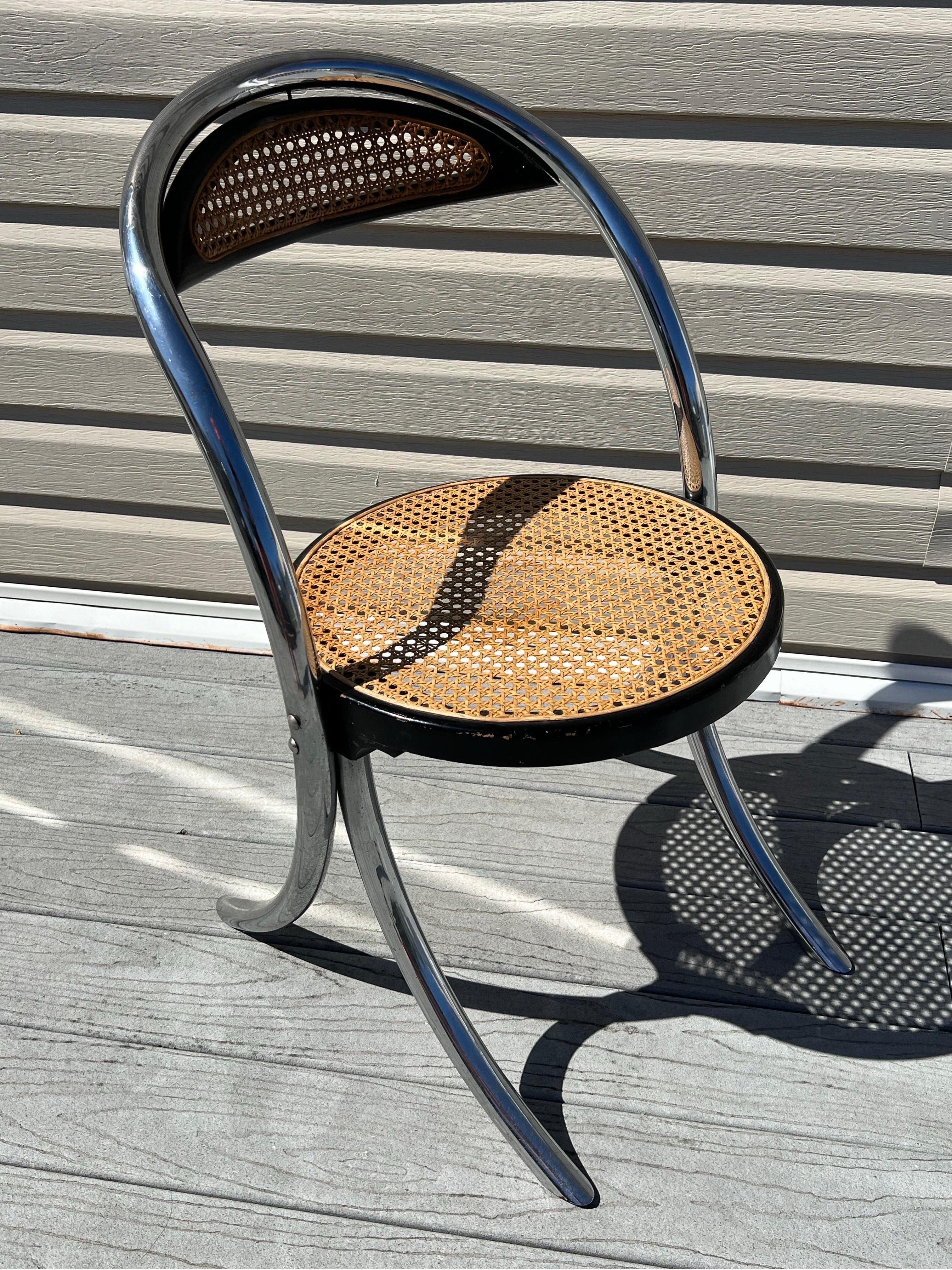 Combinación única de materiales: Cromo y silla grúa, fabricada en 1970.
Utilízala como silla de acento en una habitación de temática boho o de la era espacial. Esta silla seguro que elevará los detalles y añadirá interesantes elementos de diseño en