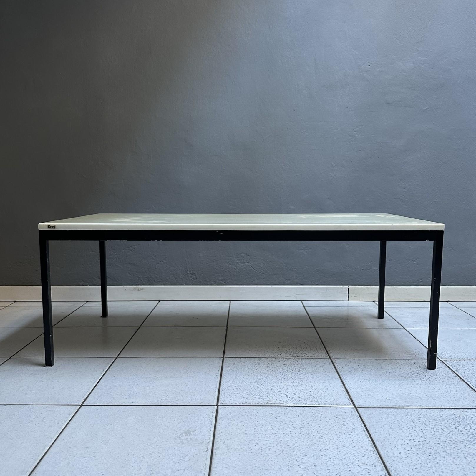 Couchtisch von Knoll Iternational, 1970, schwarzes Eisenbein mit Marmorplatte im Angebot 5