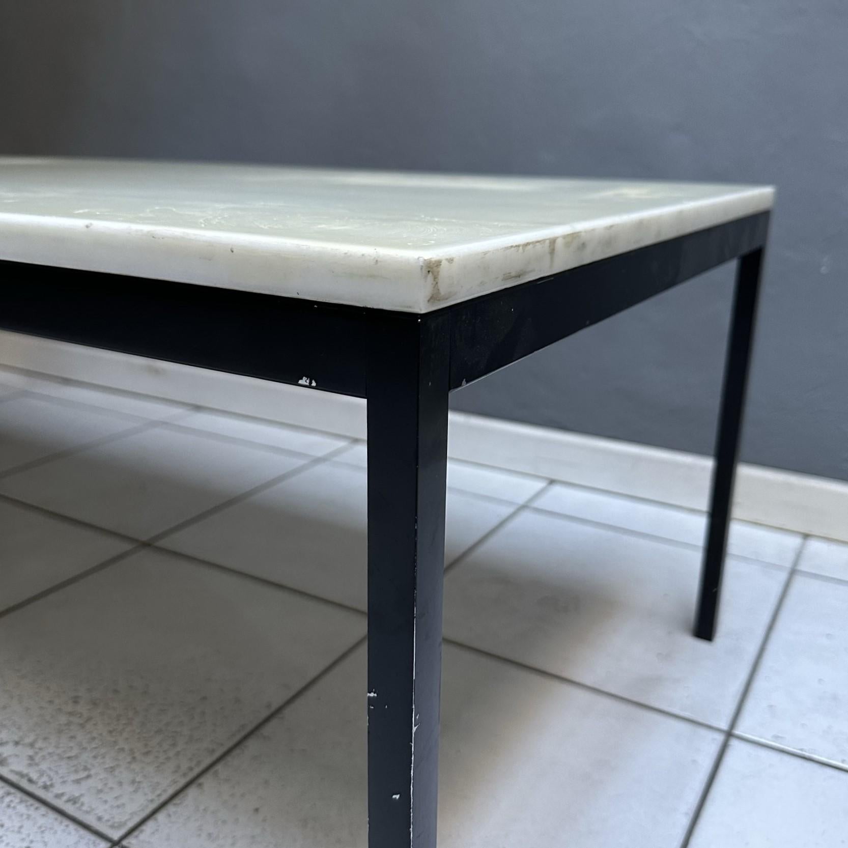 Fin du 20e siècle Table basse Knoll Iternational, pieds noirs en fer avec plateau en marbre, 1970 en vente