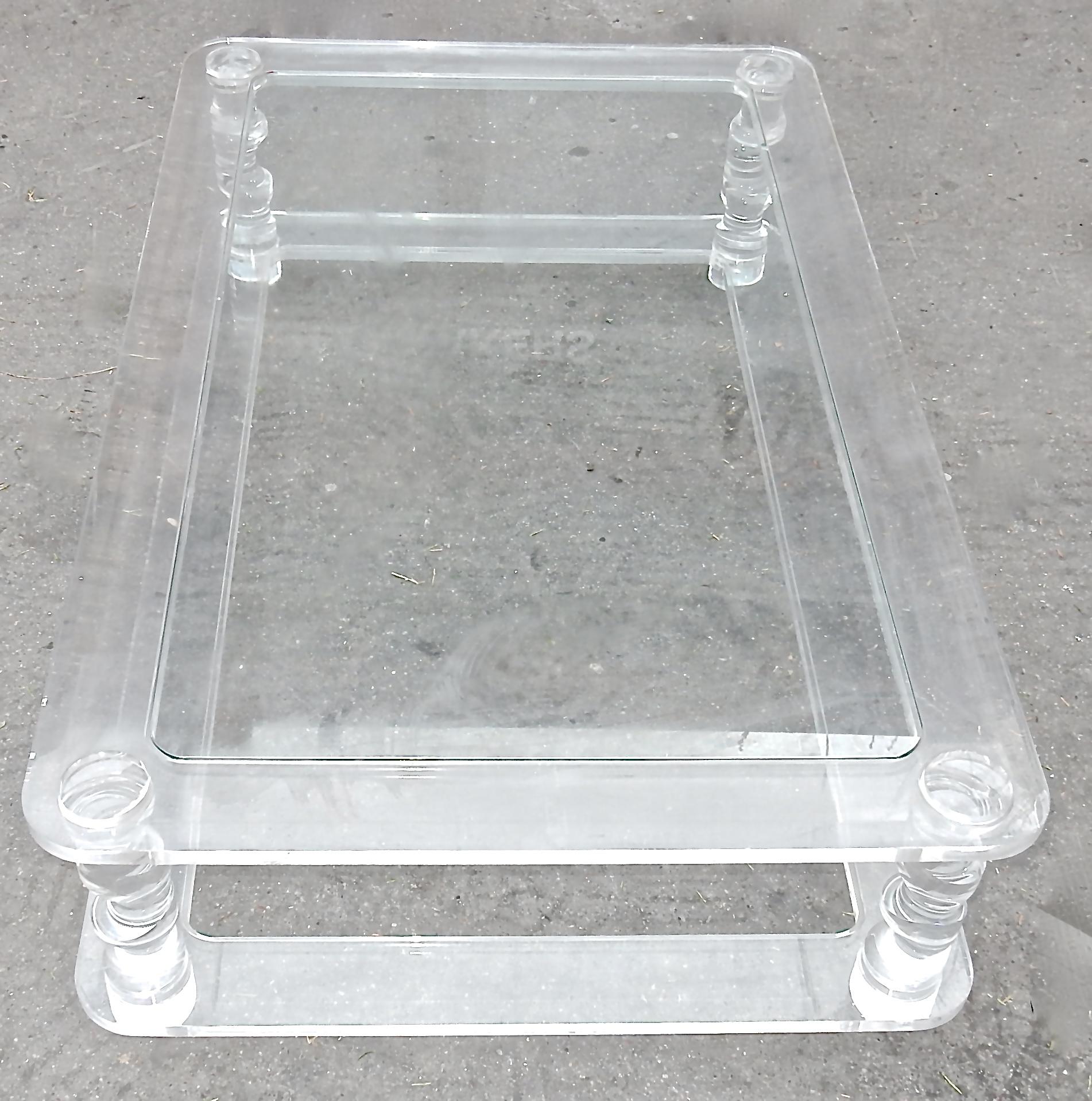 Coffee table in Lucite, 2 glass trays, amounts call back an embiellage or one pulls cork, completely knockdown circa on 1970, manufacturing for Roméo. Measures: 0m90 x 1m80.