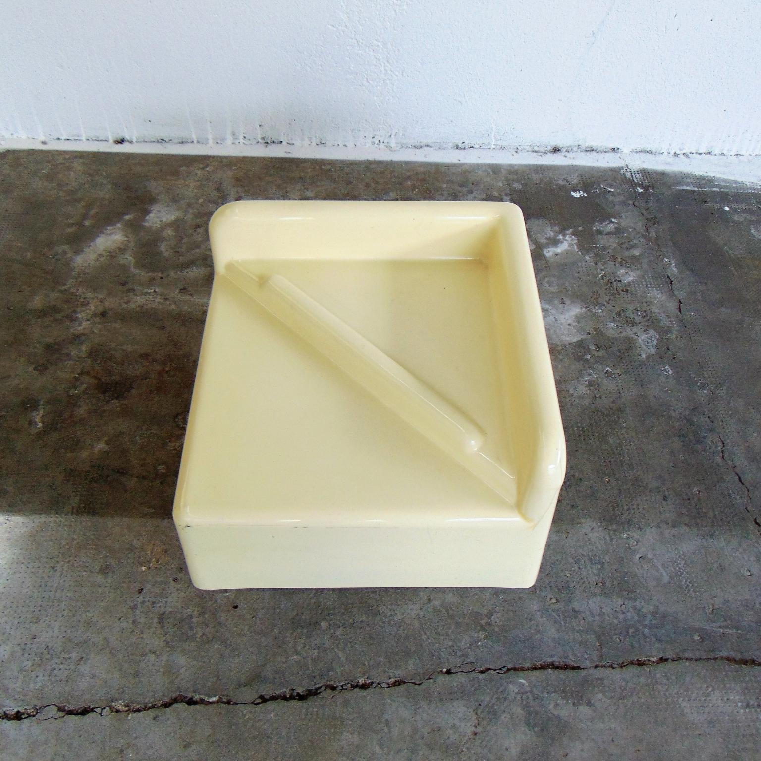 Space Age 1970 Coffee Table Thermoformed White Plastic, Studio Da, by Sormani, Italy