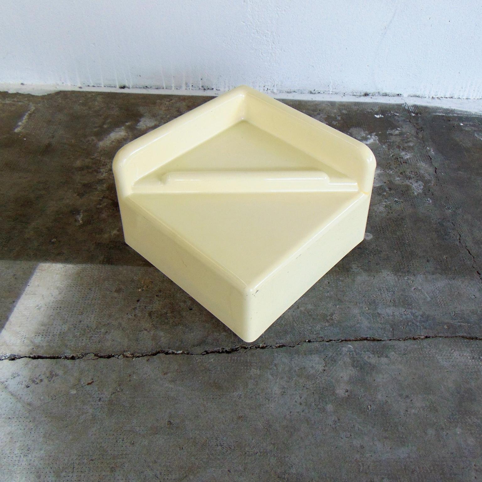 Italian 1970 Coffee Table Thermoformed White Plastic, Studio Da, by Sormani, Italy