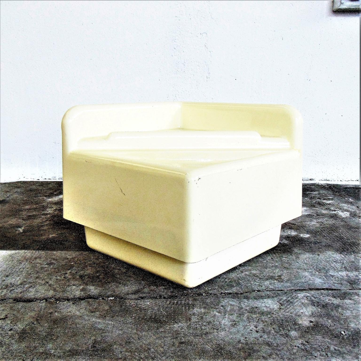 Molded 1970 Coffee Table Thermoformed White Plastic, Studio Da, by Sormani, Italy