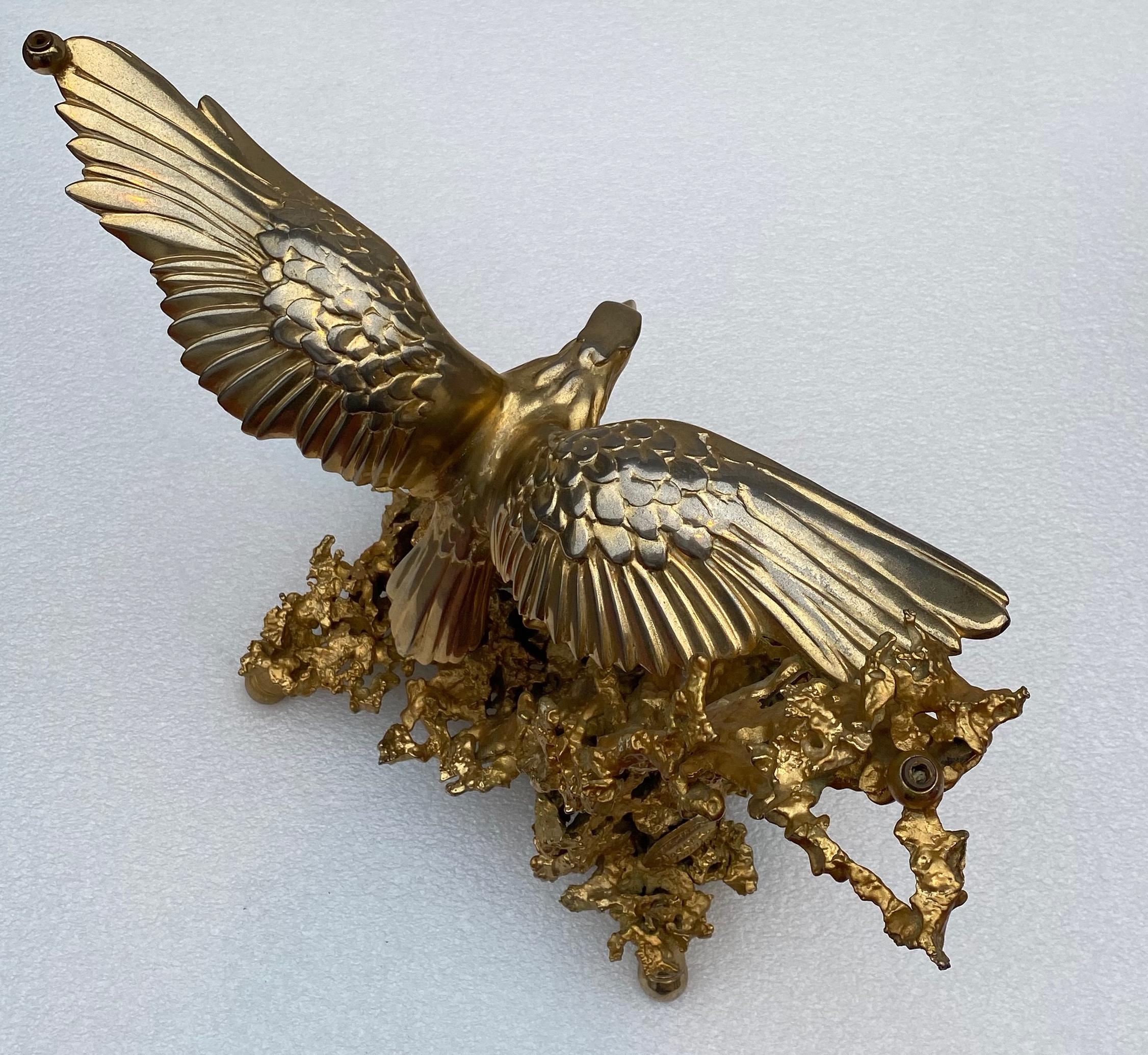 1970 'Couchtisch mit Adlern in vergoldeter Bronze signiert von Boeltz für Roméo Paris (Vergoldet) im Angebot