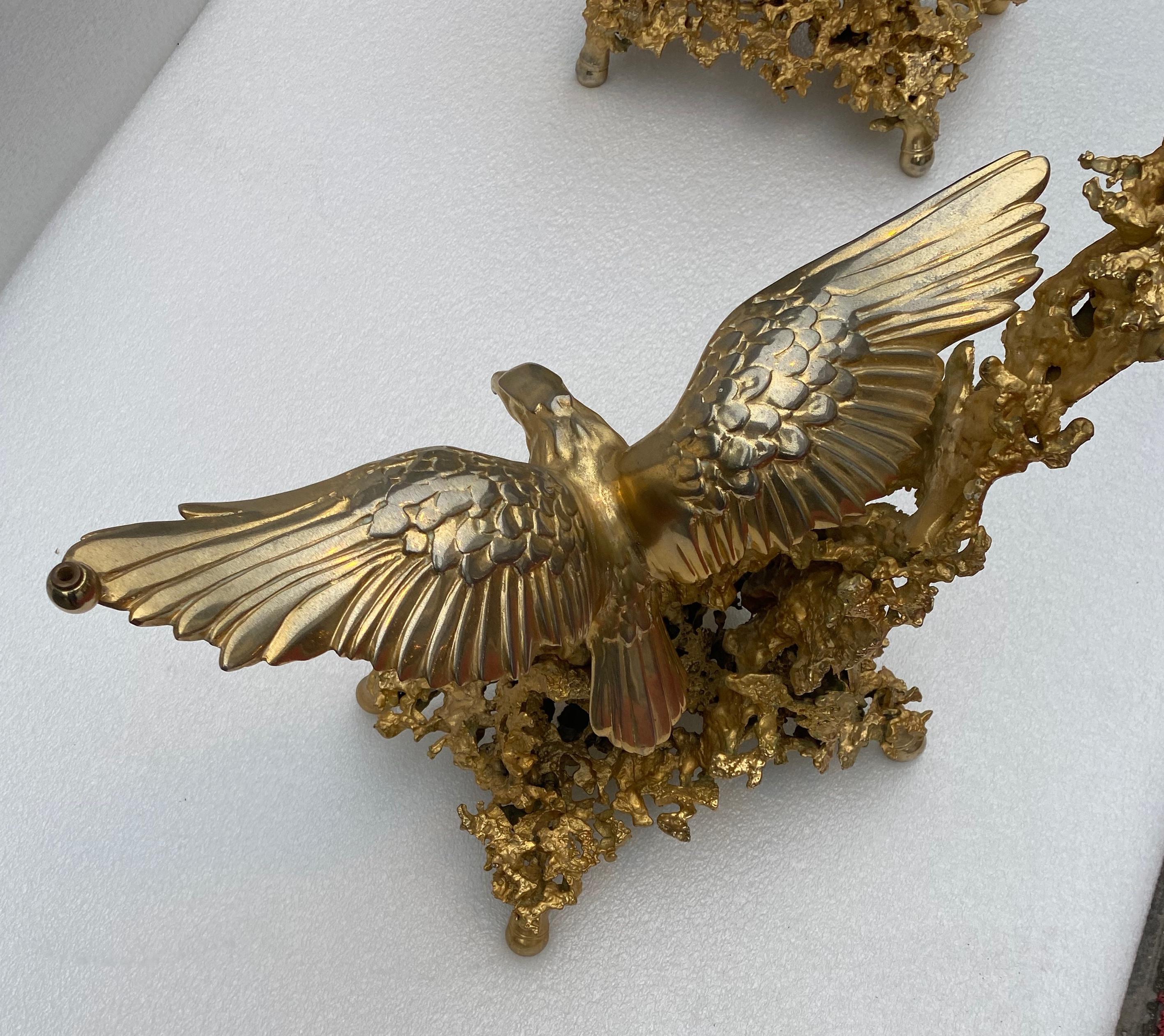 1970 'Couchtisch mit Adlern in vergoldeter Bronze signiert von Boeltz für Roméo Paris (Mitte des 20. Jahrhunderts) im Angebot