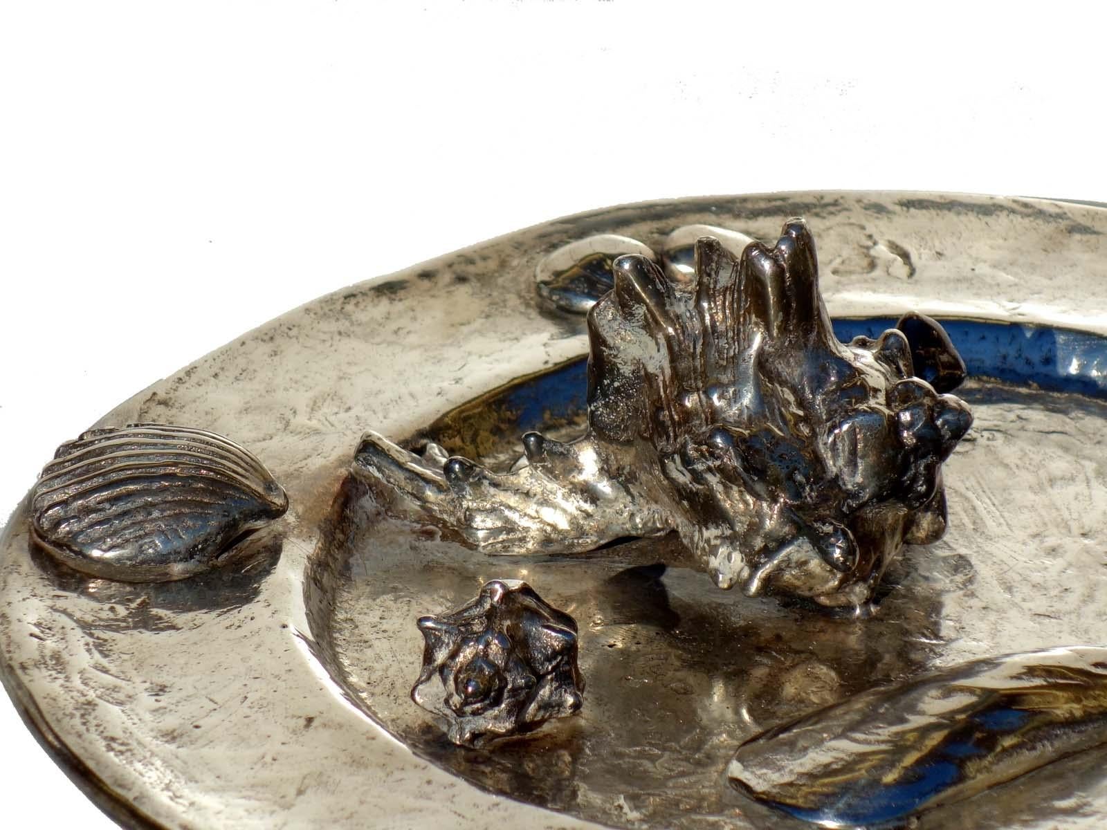 Sculpture plate
Italy, 1970

Silvered bronze  with embossed shells

weight: 4360 g
Perfect state of preservation