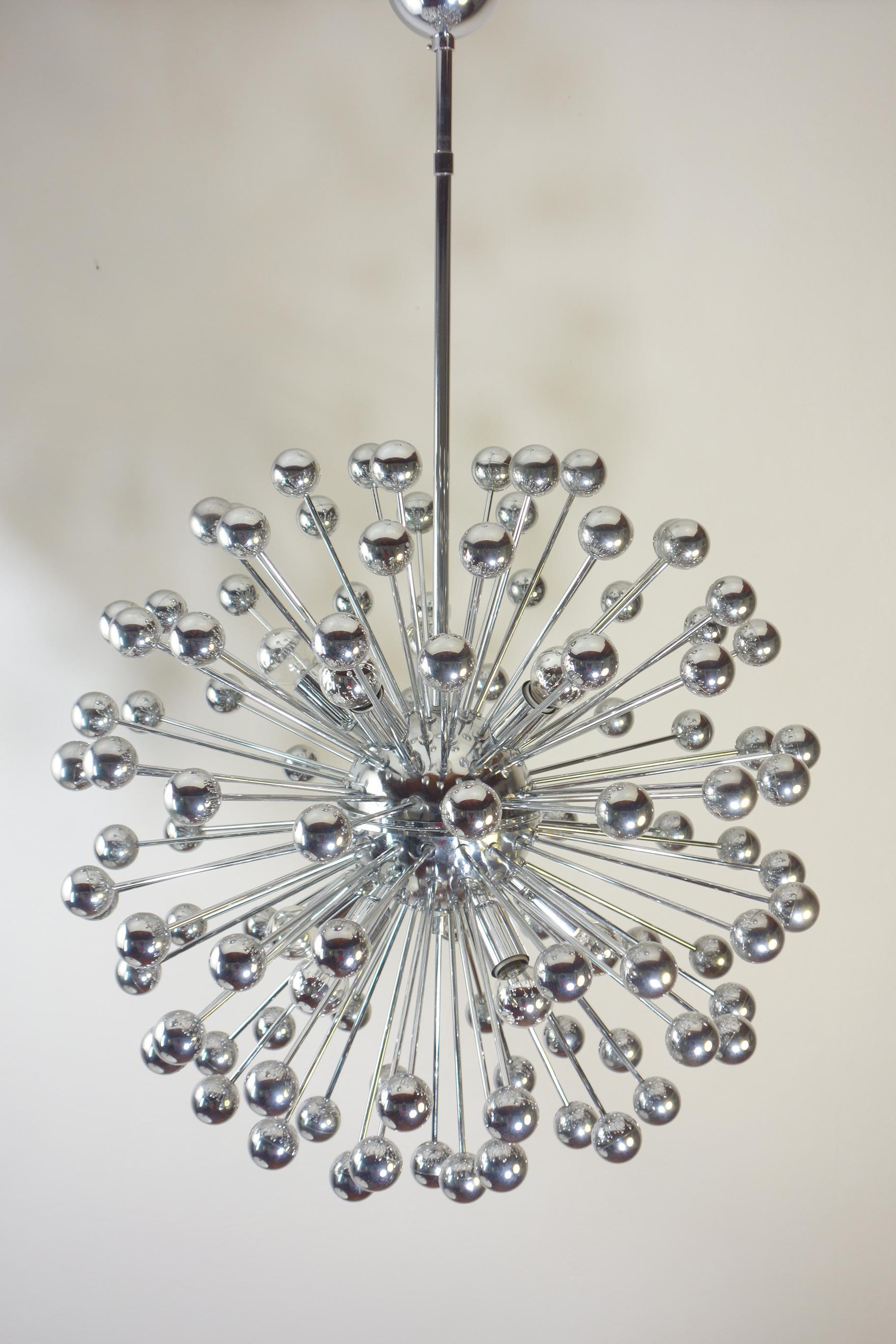 Plafonnier Sputnik
Allemagne, 1970

Plafonnier Scenografic de l'ère spatiale
Métal chromé 
10 lumières

Très bonne condition
Parfait état de fonctionnement
