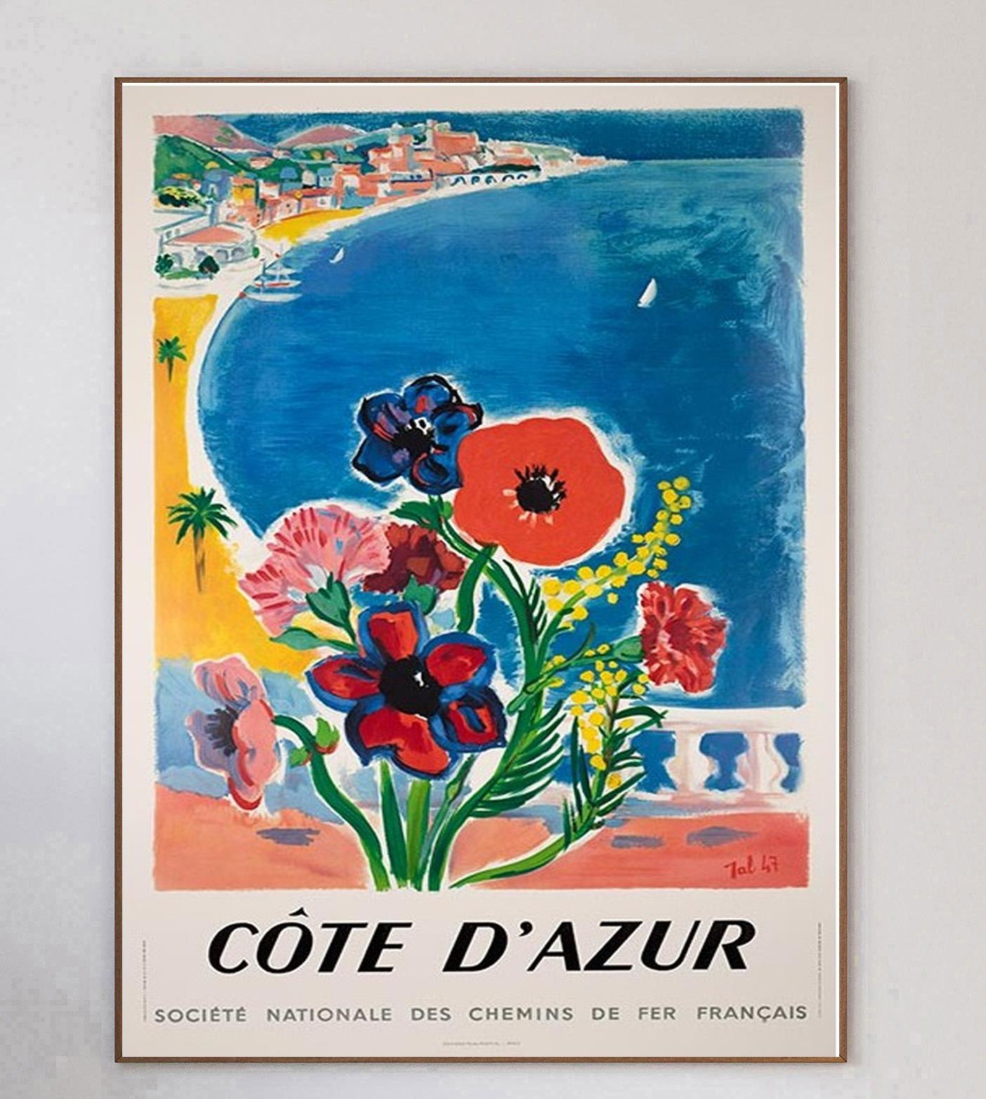 Charmante affiche de 1970 pour les chemins de fer français SNCF promouvant leurs itinéraires vers la Côte d'Azur dans le sud de la France. 

Cette œuvre vibrante, qui représente une scène ensoleillée derrière un bouquet de fleurs, a été conçue par