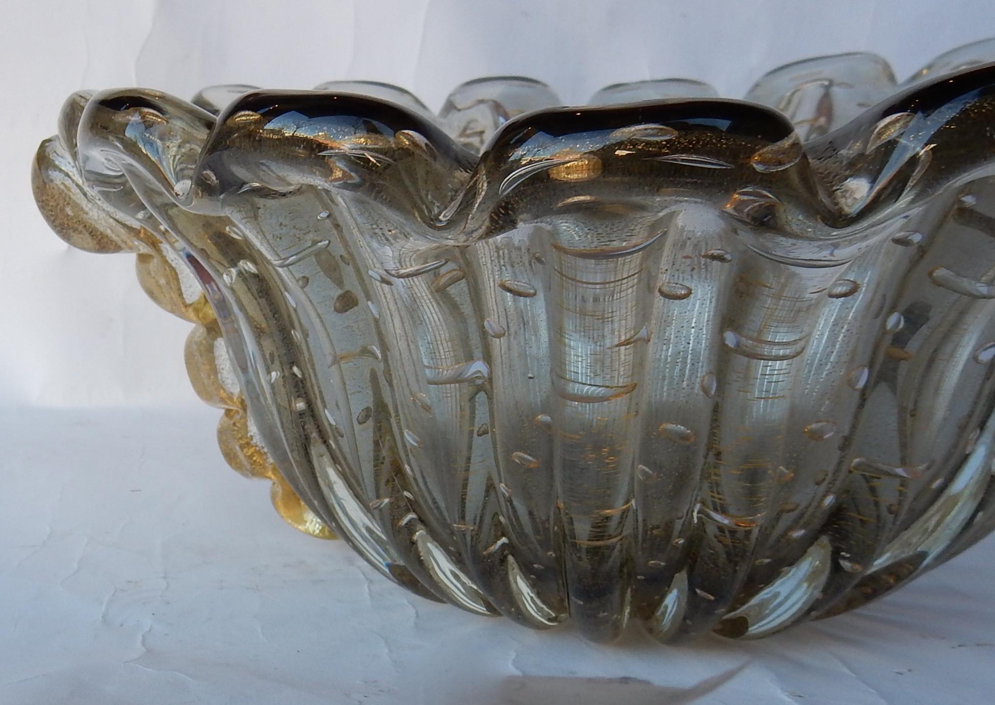 Cup of Murano with bubbles and gold inclusions, good condition, purple crystal and gold, signed Toso,
circa 1970

Measures: Length 34 cm
Width 32 cm
Height 14 cm.