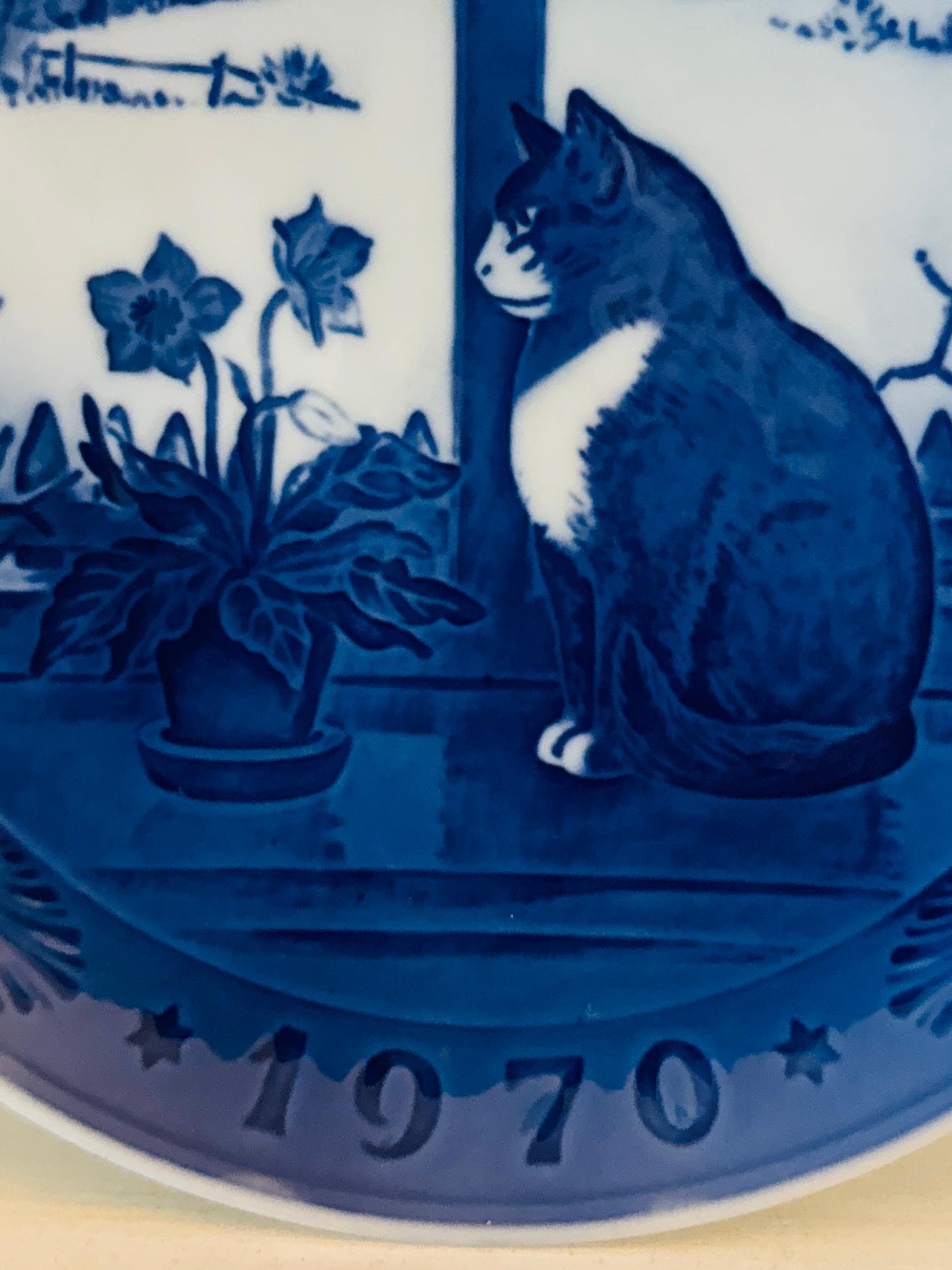 1970 Danish Royal Copenhagen Christmas Plate - Christmas Rose & Cat by Kaj Lange In Good Condition In London, GB