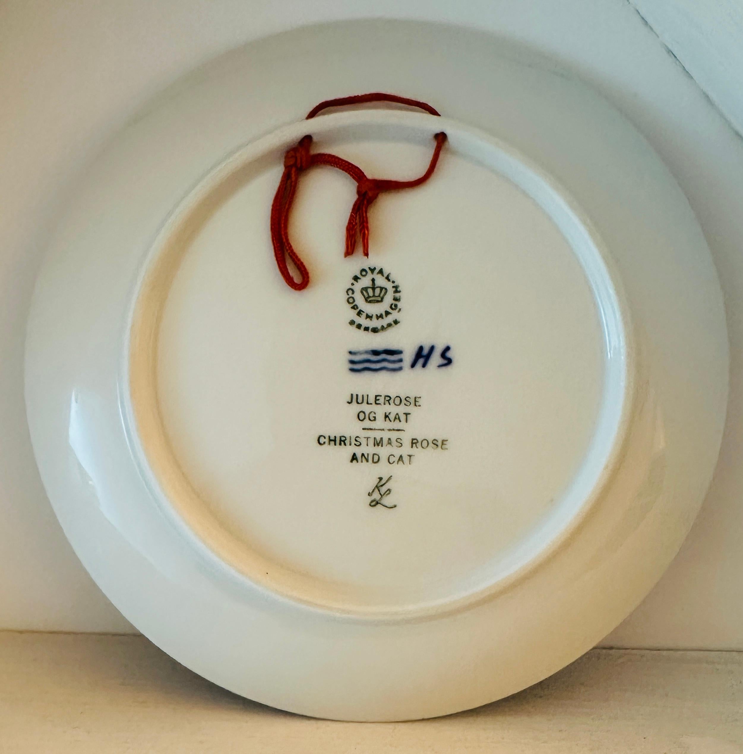 1970 Danish Royal Copenhagen Christmas Plate - Christmas Rose & Cat by Kaj Lange 2