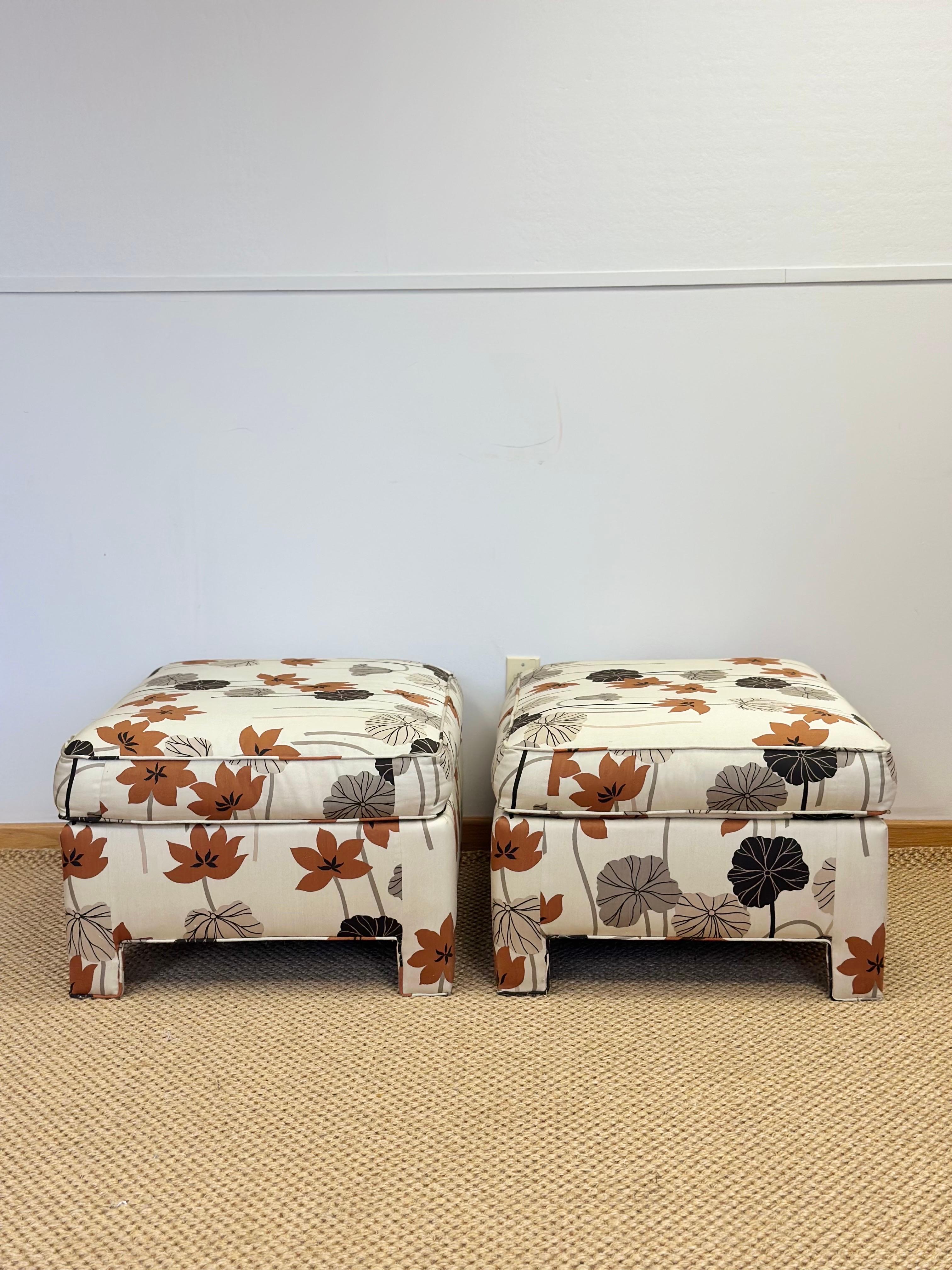 Nos complace ofrecer un par de otomanas vintage estilo Parsons de Drexel Heritage, de alrededor de la década de 1970.  El atrevido marco cuadrado y las patas de bloque totalmente tapizadas ejemplifican las líneas limpias y arquitectónicas de la