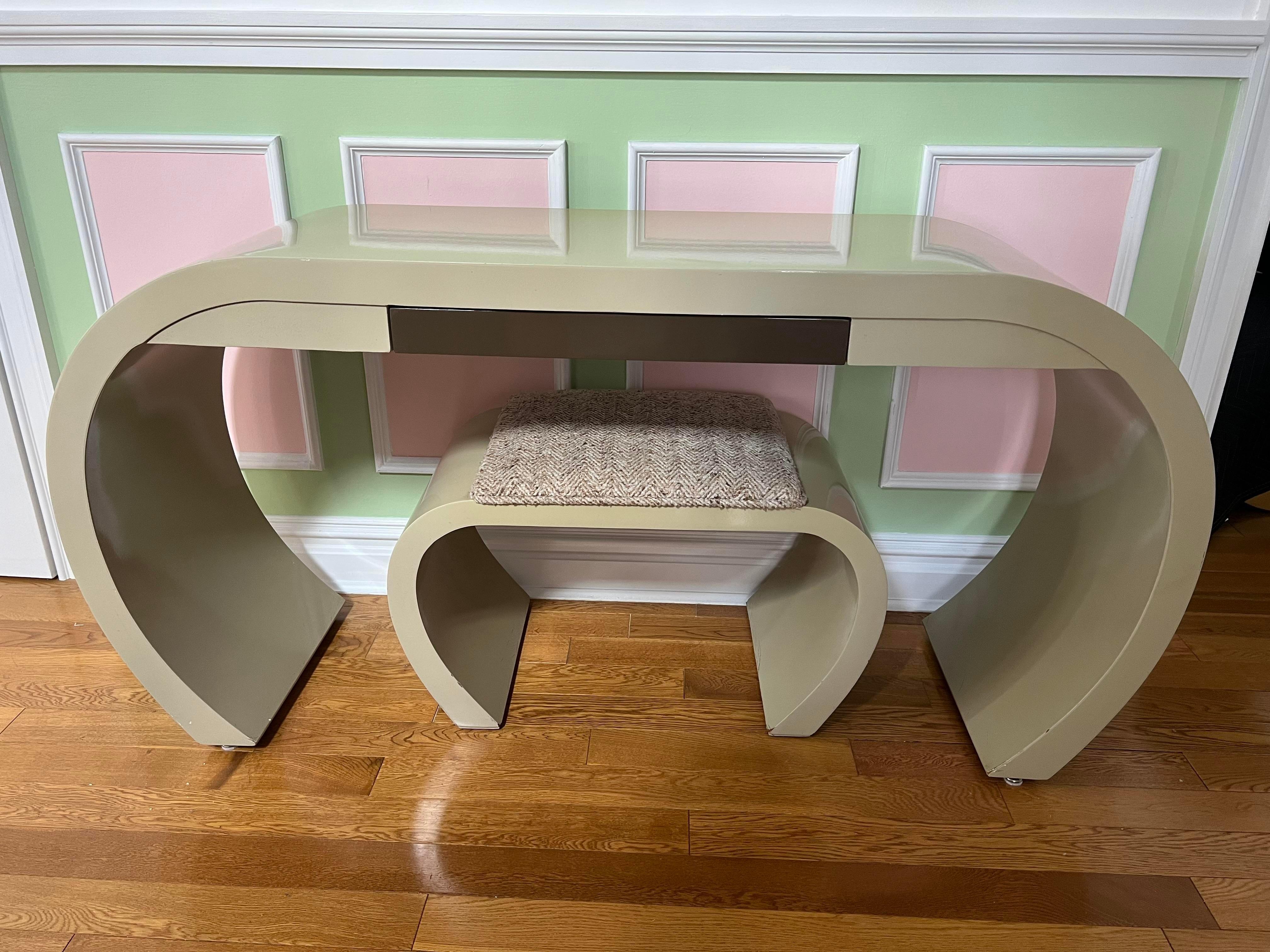 Beeautiful retro style vanity table with bench from the 1970's. It is a light green lacquer with colored copper drawer.

Measurements: 56