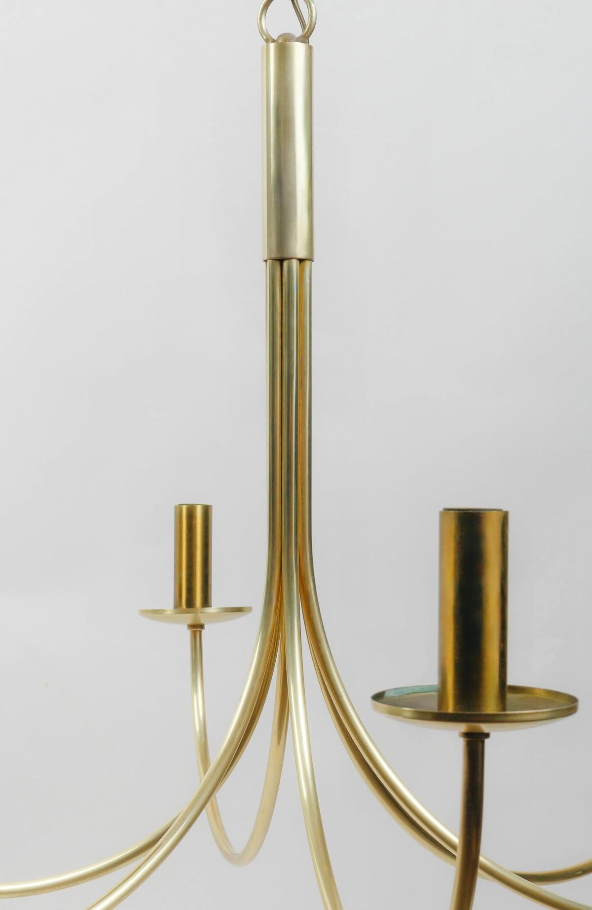 
Chic, sober 6-branch chandelier in gilded brass.
Composed of 6 round-section arms held by a gilded brass cylinder at the top of the chandelier, then flaring and rising at the bottom, and spread around the perimeter of the chandelier.
At each end of