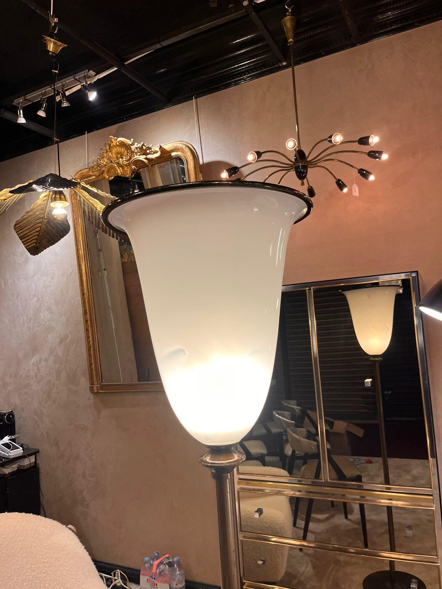 Elegante Stehleuchte von Barovier und Toso mit dunkel patiniertem Messingfuß und Murano-Opalglas.
Italien um 1970.

Höhe 170 cm - 66,93 po
Breite 35 cm - 13,78 po