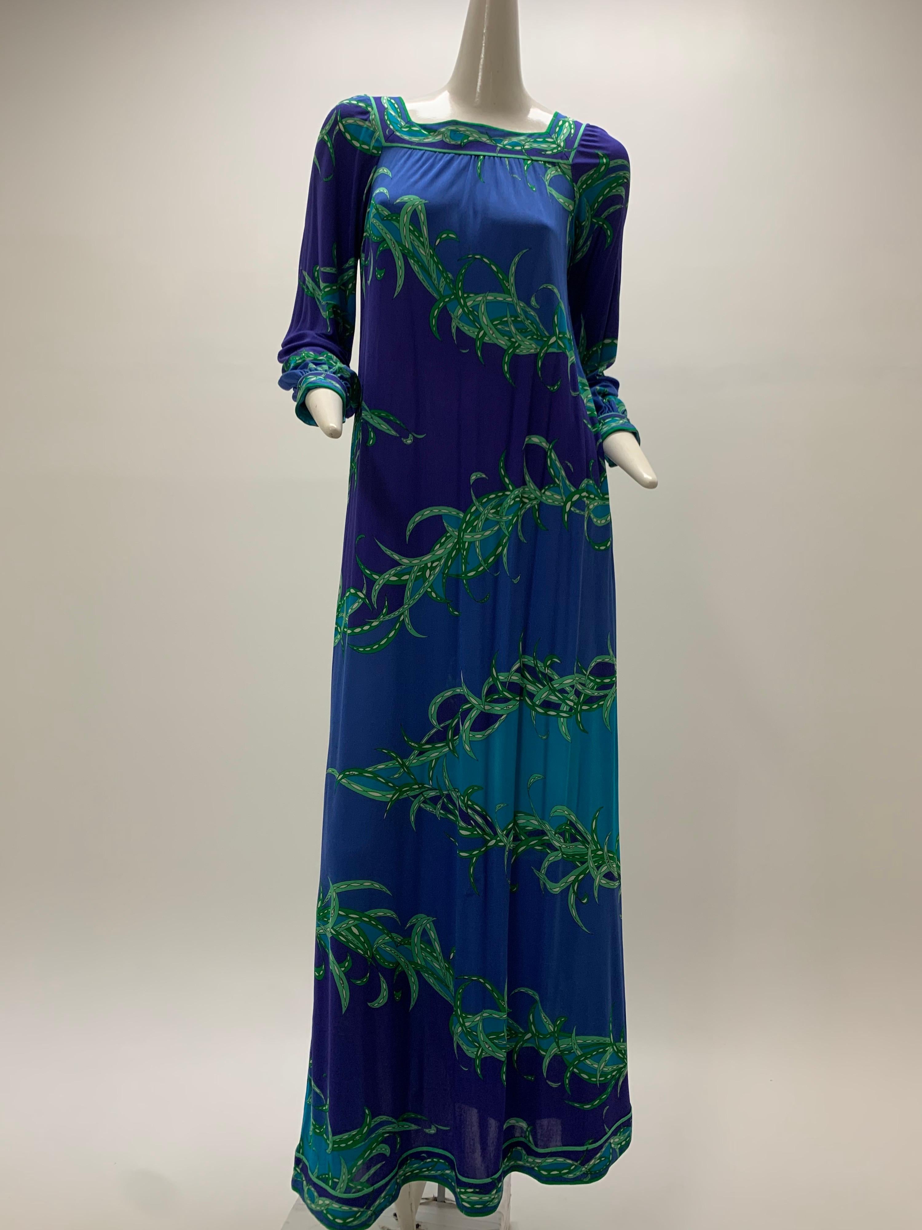 Magnifique robe maxi à manches longues en jersey de soie Emilio Pucci des années 1970, imprimée en violet, bleu, aqua et vert. Poignets et ourlet en bande et encolure carrée. Modèle à enfiler.