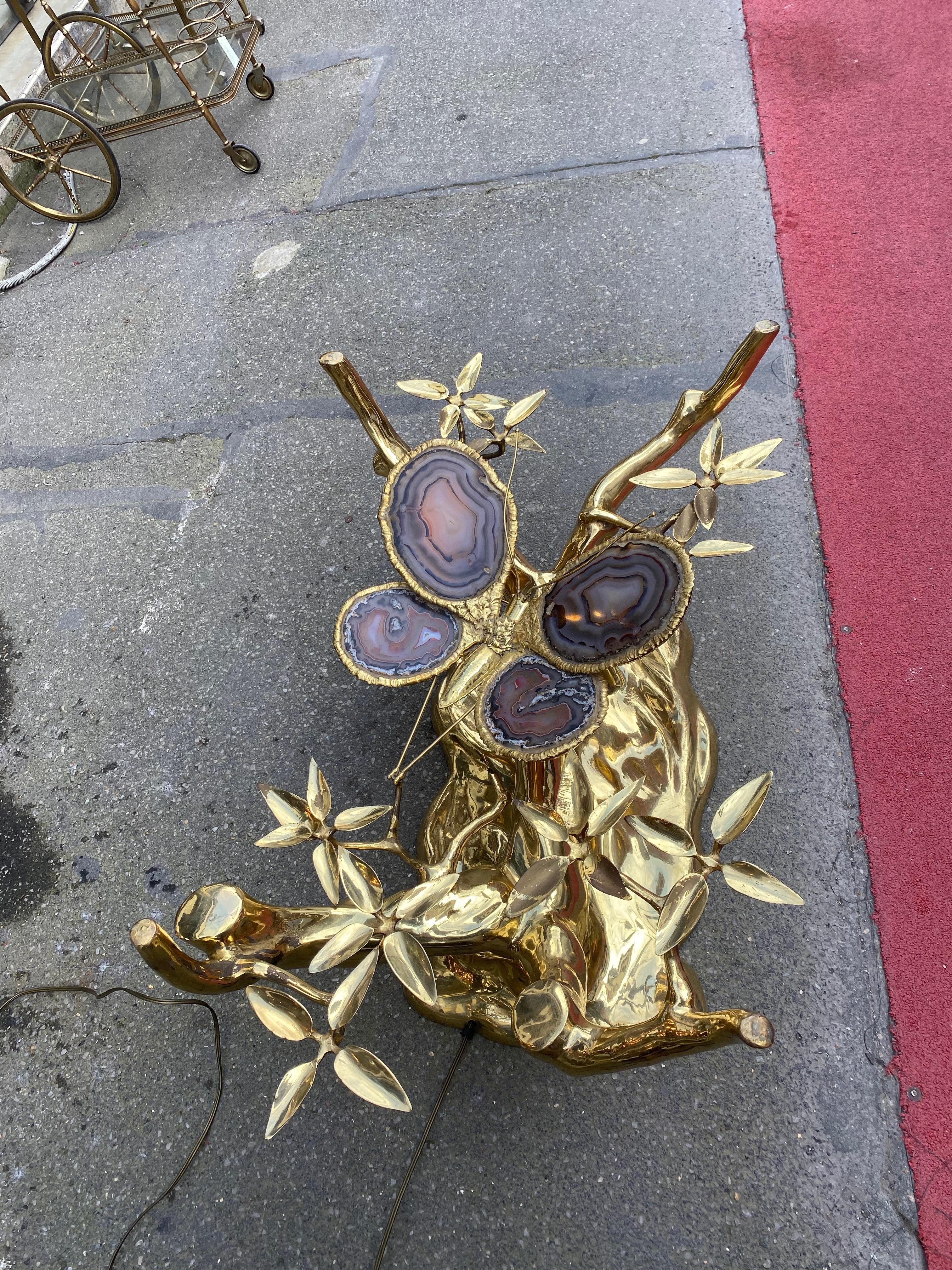 1Table basse lumineuse en bronze doré, 4 ampoules, représentant un bonsaï sur une dune de sable avec un papillon en bronze et des ailes en agate bleue,
circa 1970, bonne condition
Attribué à Isabelle ou Richard Faure ou Duval Brasseur
Dimensions