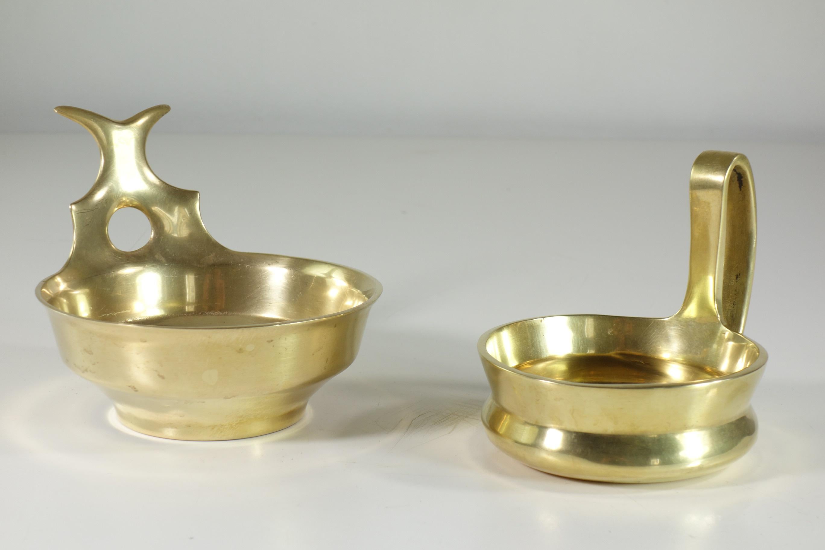2 Sculpture Bowls
Esa Fedrigolli
ESART
Italy, 1970

Brass Bowl
Artist Sign Engraved on a bowl

h 13 cm / diam 15 cm
h 11 cm / diam 11 cm

Very Good Condiction