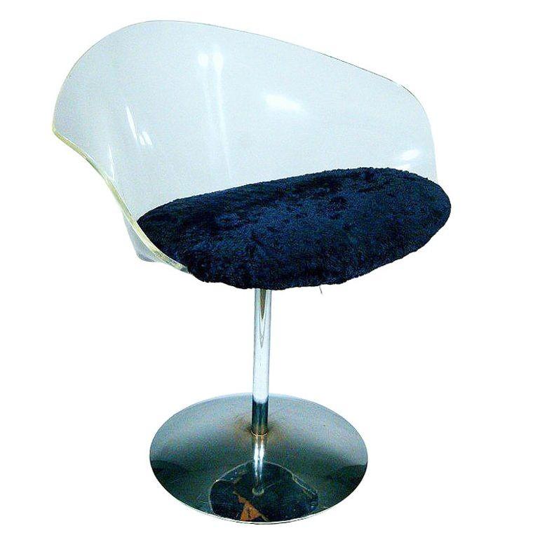 Paire de chaises pivotantes post-modernes en Lucite et chrome, inspirées des designs d'Estelle Laverne, datant de 1970. La chaise est dotée d'une base pivotante de style Tulipe en métal chromé et d'un dossier en éventail en acrylique. Actuellement,
