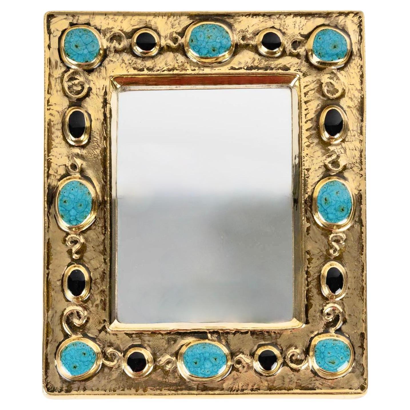 Specchio François Lembo, ceramica, Jewell, oro, verde smeraldo, nero, firmato. Piccolo specchio rettangolare, smalto oro, con decorazione Jewell intarsiata. Firmato F. Lembo con firma incisa sul retro.

Originario di Vallauris, François Lembo ha