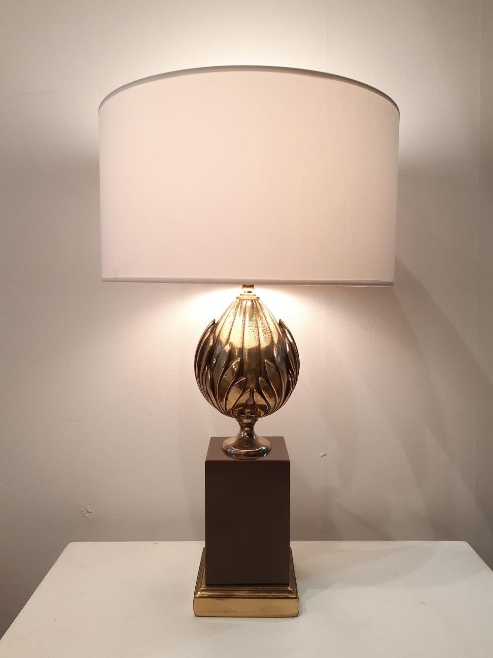 1970 French midcentury table lamp Maison Charles style

Table lamp in gold metal and bakelite from the 1970s.

Measures: Base height 47cm

Tiny hole on the metal base cf. photo

Shade is included!