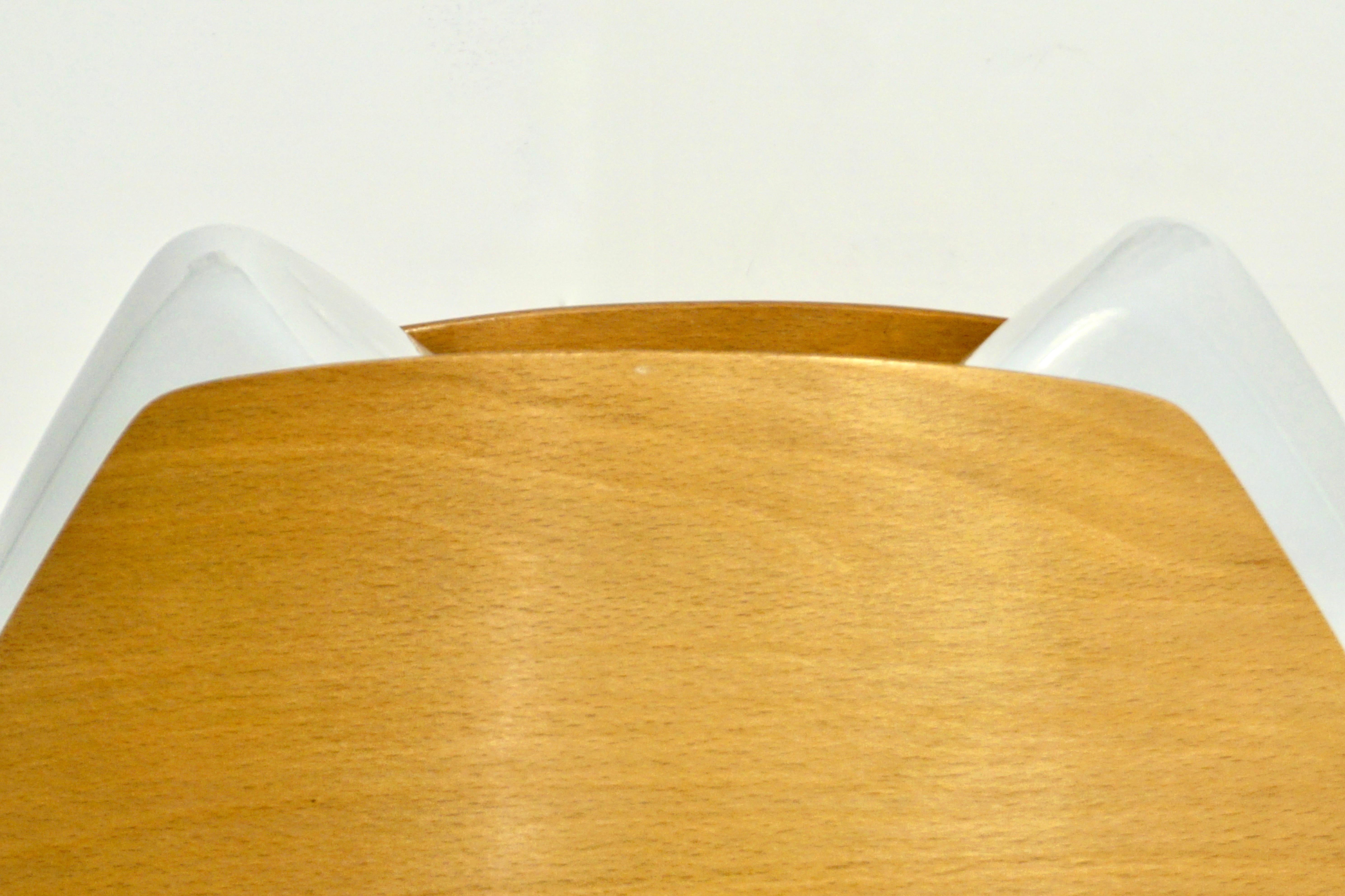 1970 Coppia di lampade da tavolo francesi in Wood Wood e acrilico per l'Hotel Hilton di Barcellona in vendita 9